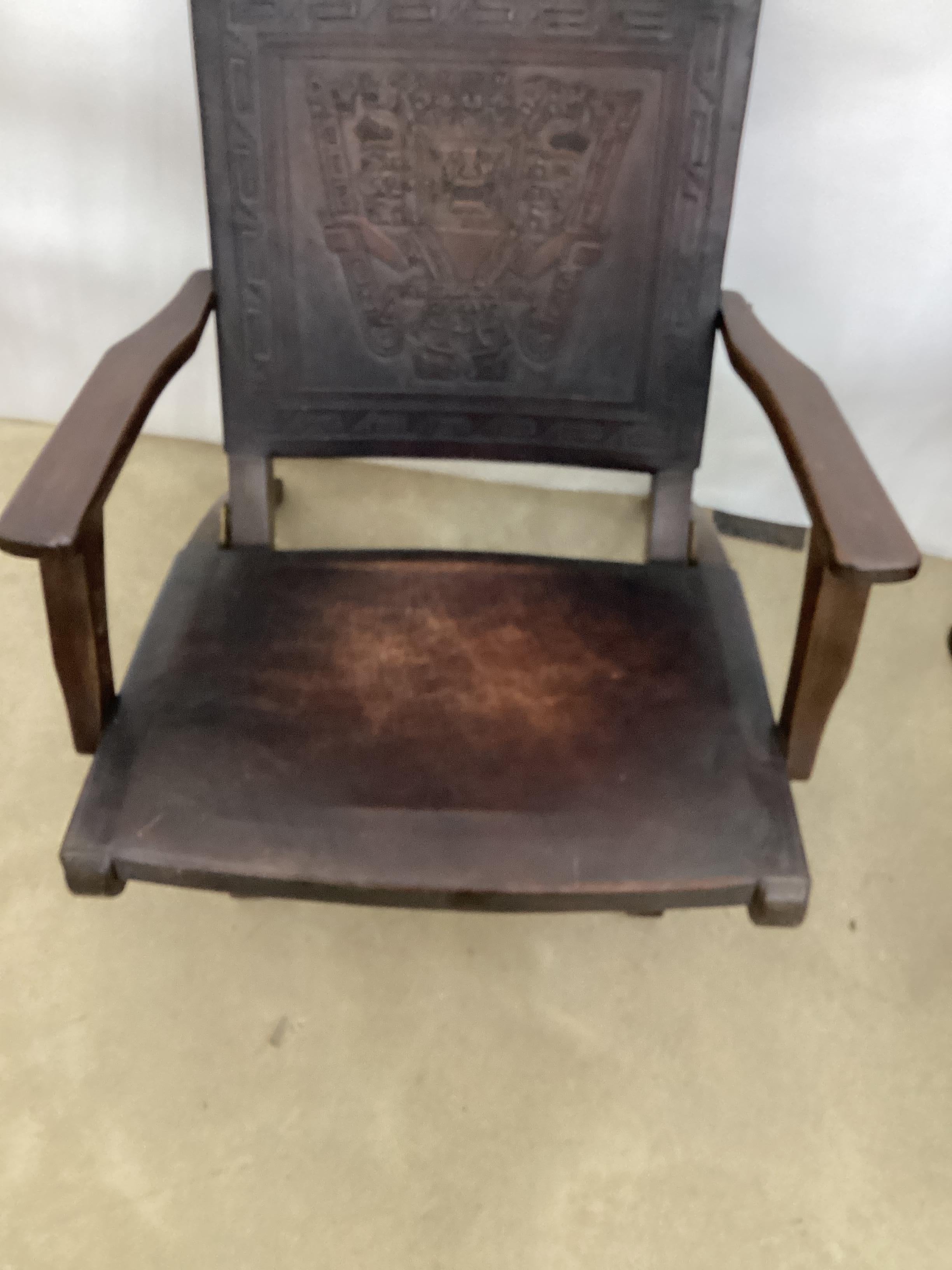 20ième siècle Paire de fauteuils pliants équatoriens Angel Pazmino en cuir gaufré  en vente