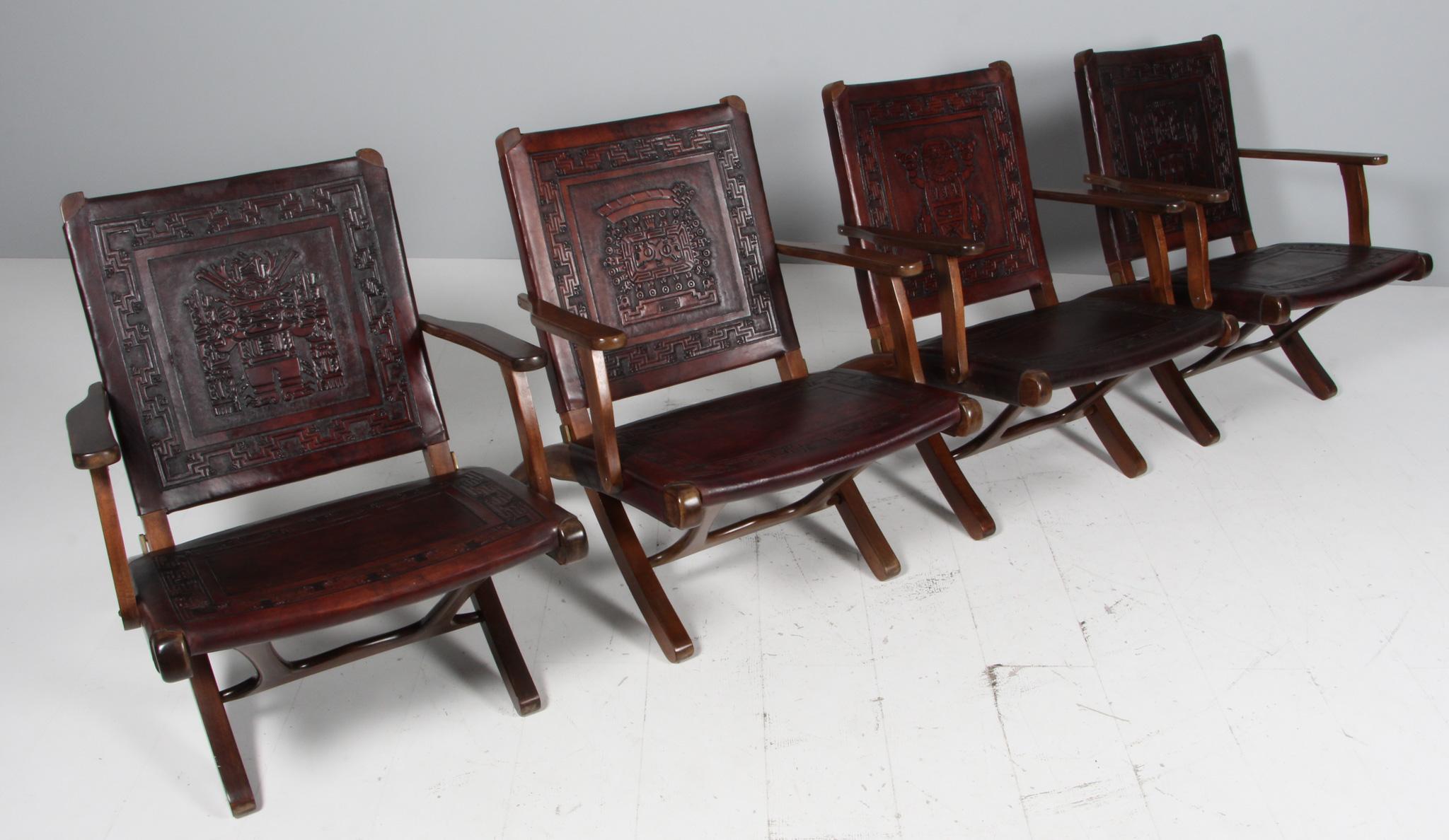 Chaises longues équatoriennes par Angel Pazmino pour Meubles de Estilo.
Teck massif, dossier et assise en cuir marron gaufré de motifs incas.
Nous proposons une mise en caisse de qualité muséale.