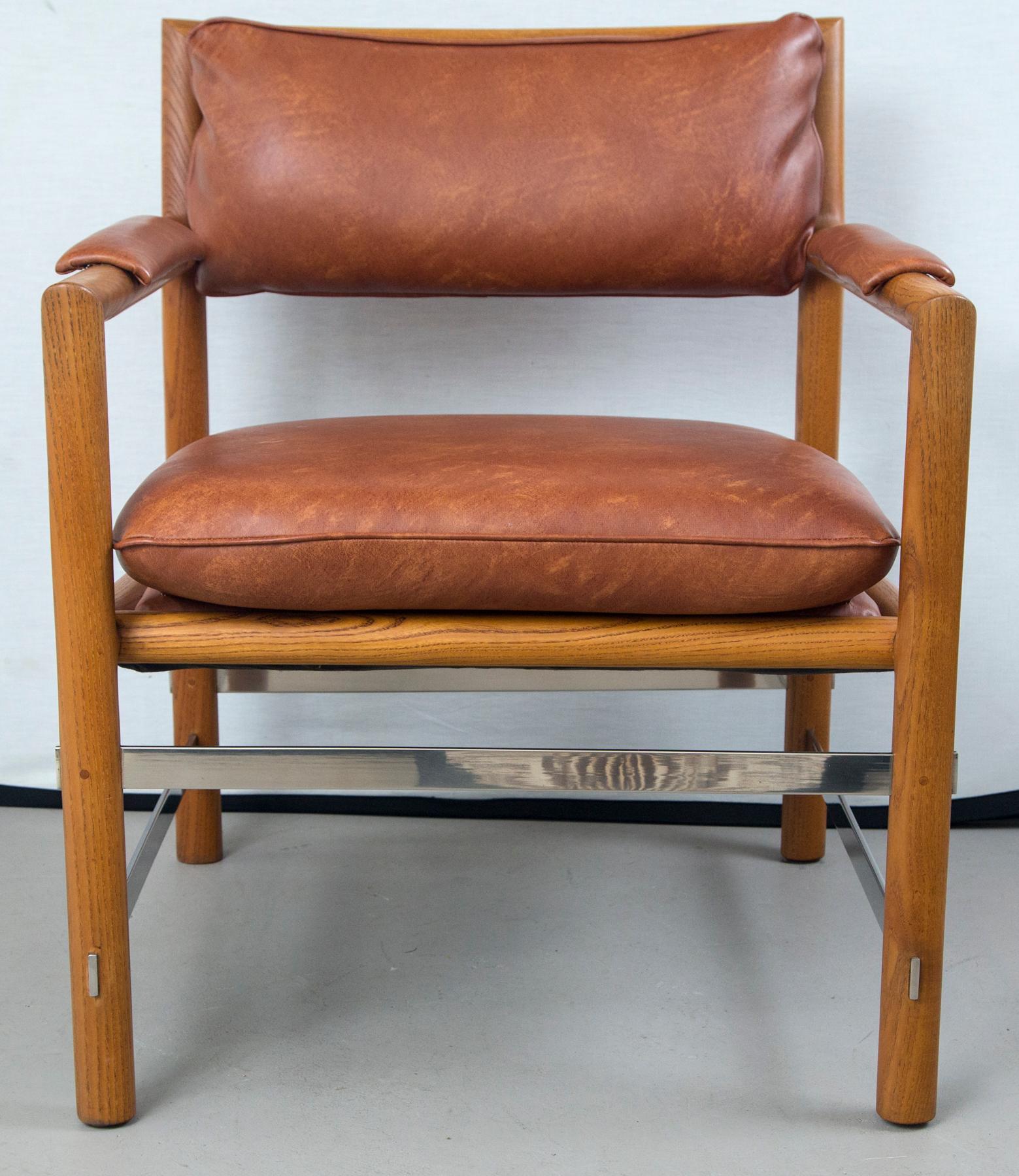 Pair of Ed Wormley for Dunbar brown leather chairs
Beautiful chairs by Ed Wormley for Dunbar in brown leather. Known as 