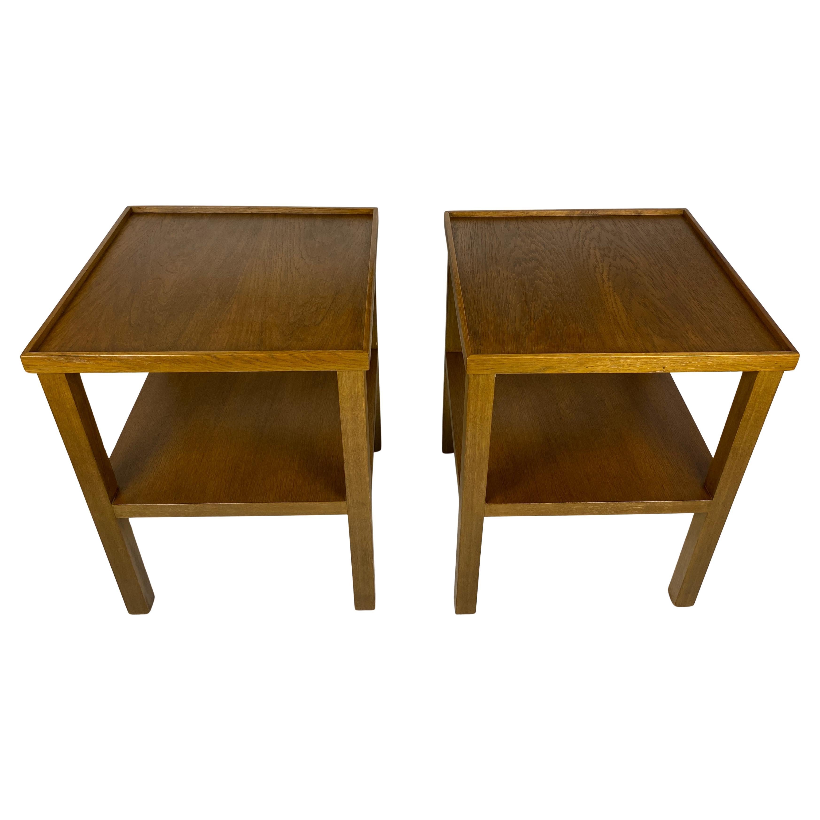 Paire de tables d'appoint/de bout à deux niveaux en bois de style Edward Wormley, MCM tables de nuit en chêne