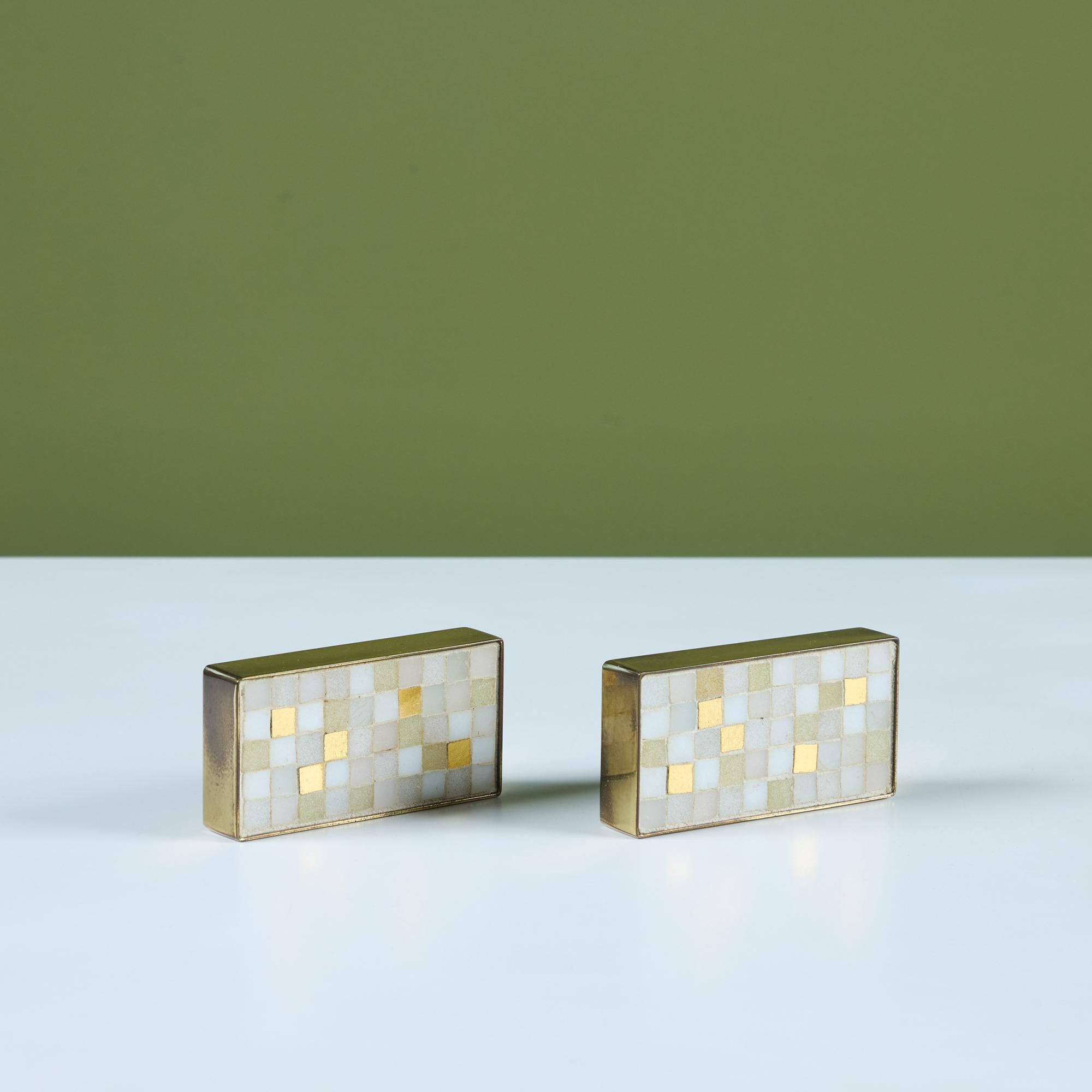 Tiri per porte rettangolari di Eddie Egan. Questi tiretti presentano un intarsio di piastrelle a mosaico nei toni del bianco, dell'osso e dell'oro racchiuse in una cornice di ottone.

Dimensioni
4