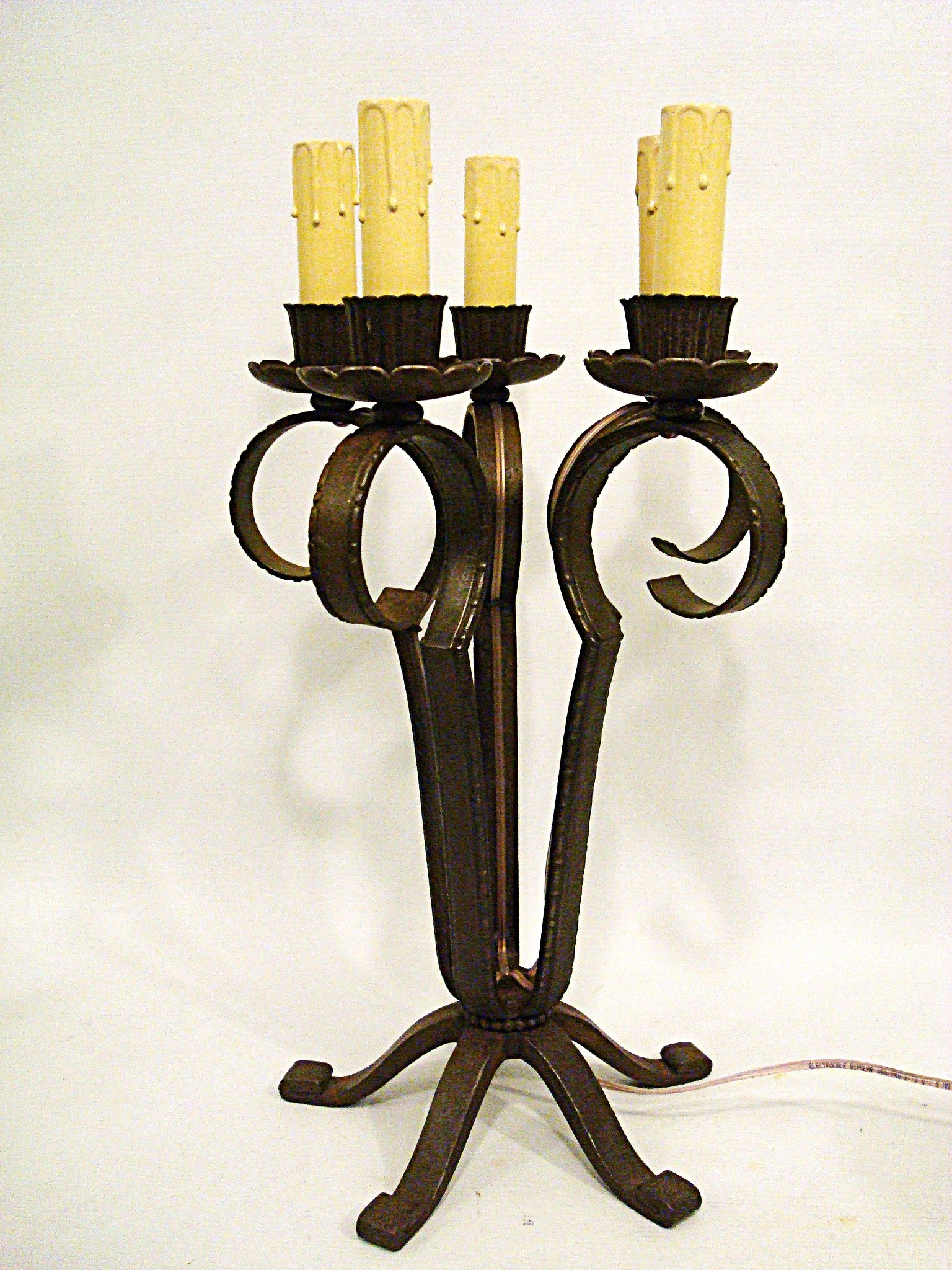 Paire de lampes de table en fer forgé Edgar Brandt. The S.S France
Des lampes fantastiques avec leurs bras courbés, leurs bougies en fausse cire et leurs supports en forme de fleurs, parfaites dans le style du travail de Brandt. 
Des ferronneries