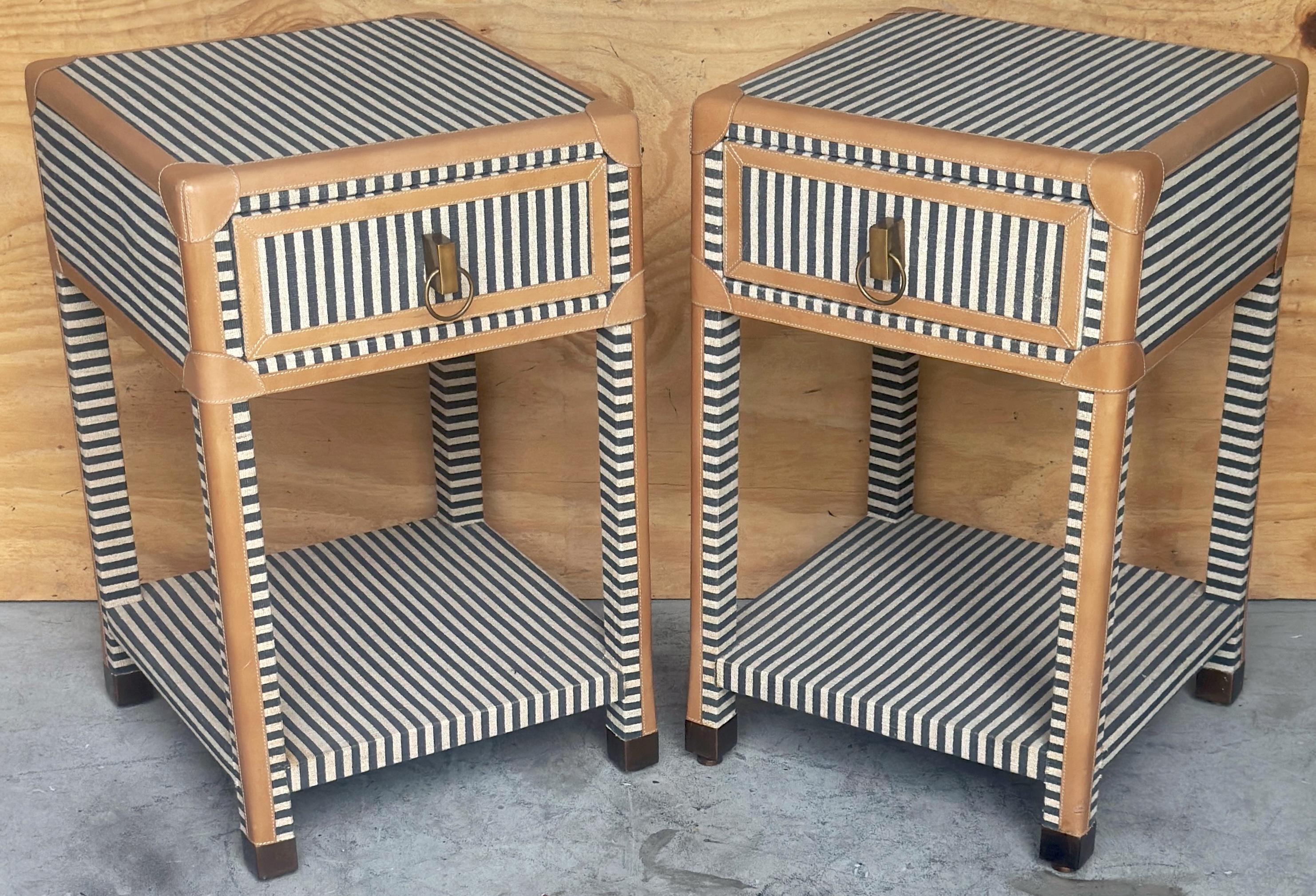 Moderno Coppia di comodini in tela e pelle a righe Edward di Made Goods in vendita