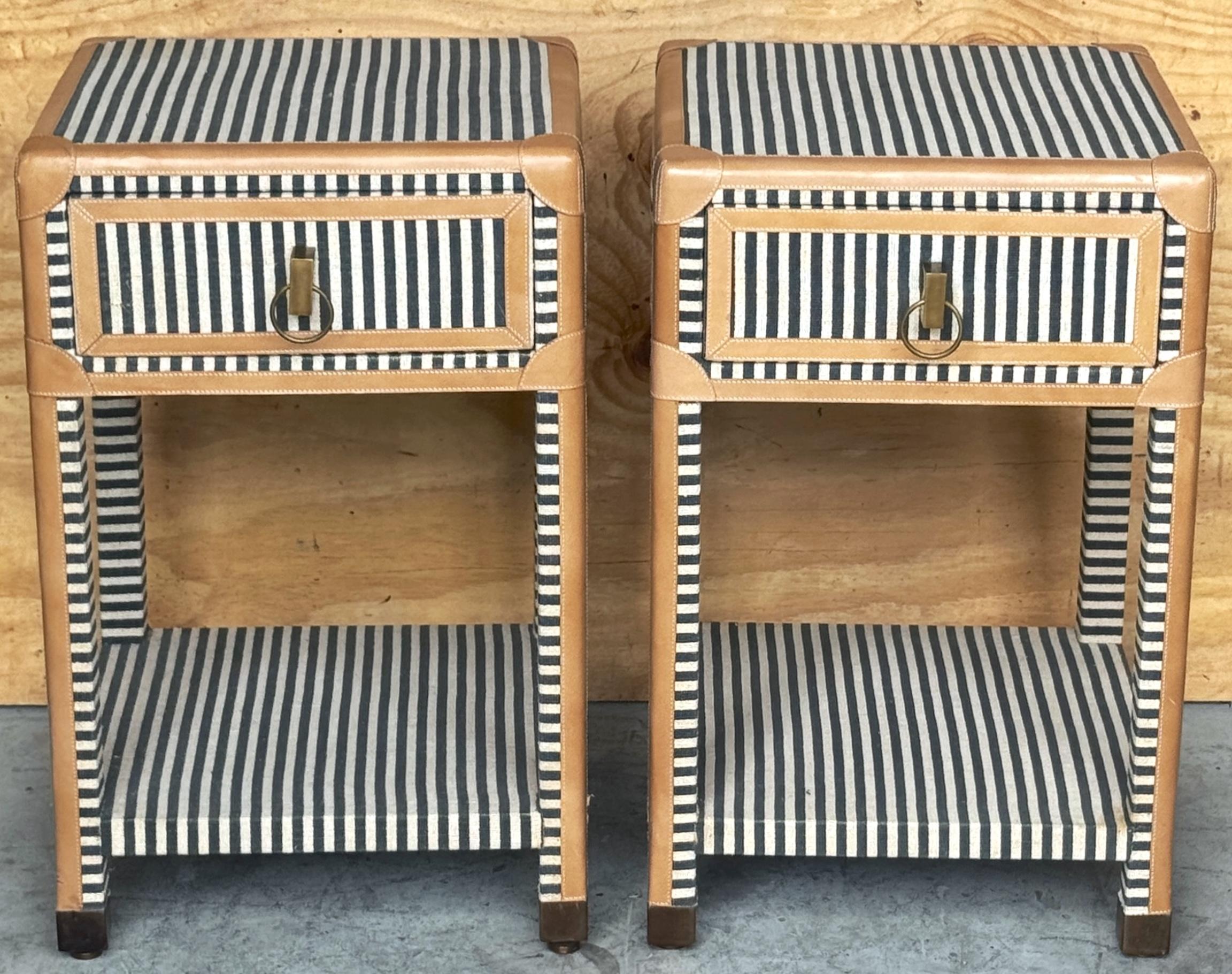 Ottone Coppia di comodini in tela e pelle a righe Edward di Made Goods in vendita