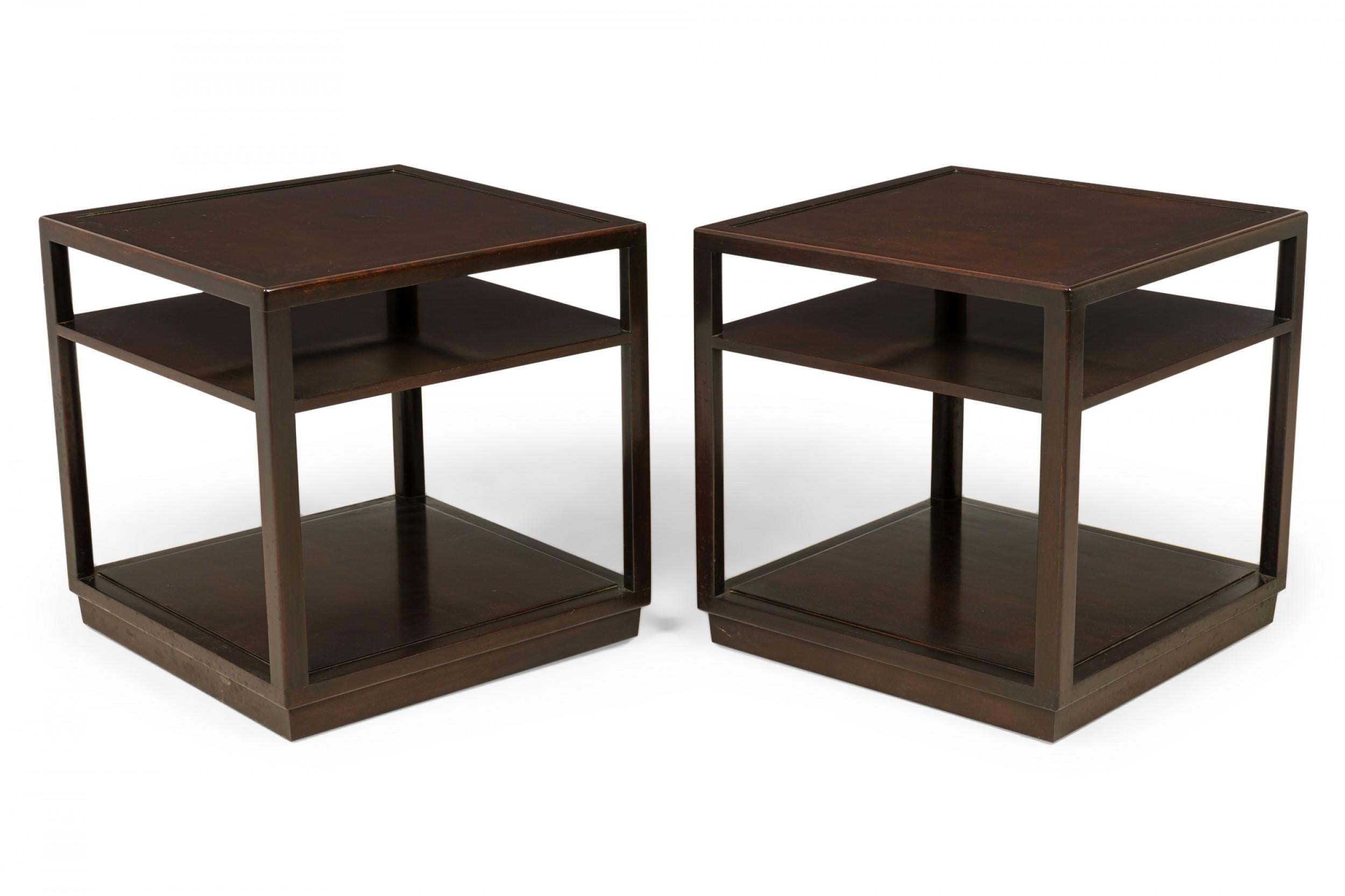 Paire de tables d'appoint en acajou de forme carrée du milieu du siècle dernier avec une étagère ouverte sous le plateau. (EDWARD WORMLEY)(PRIX PAR PAIRE)

Usure mineure de la finition.