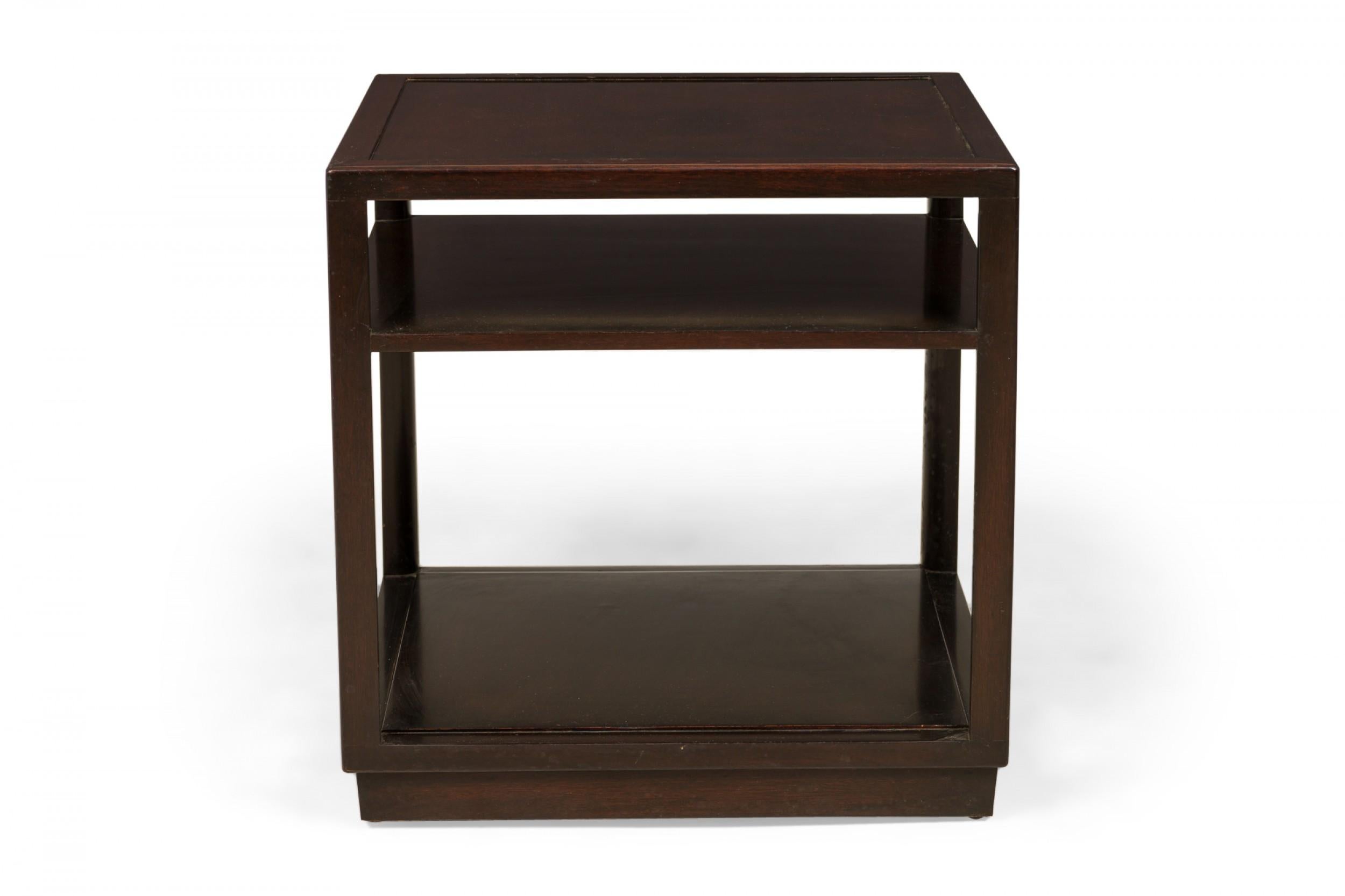 20ième siècle Paire de tables d'appoint carrées américaines du milieu du siècle dernier en bois Edward Wormley en vente