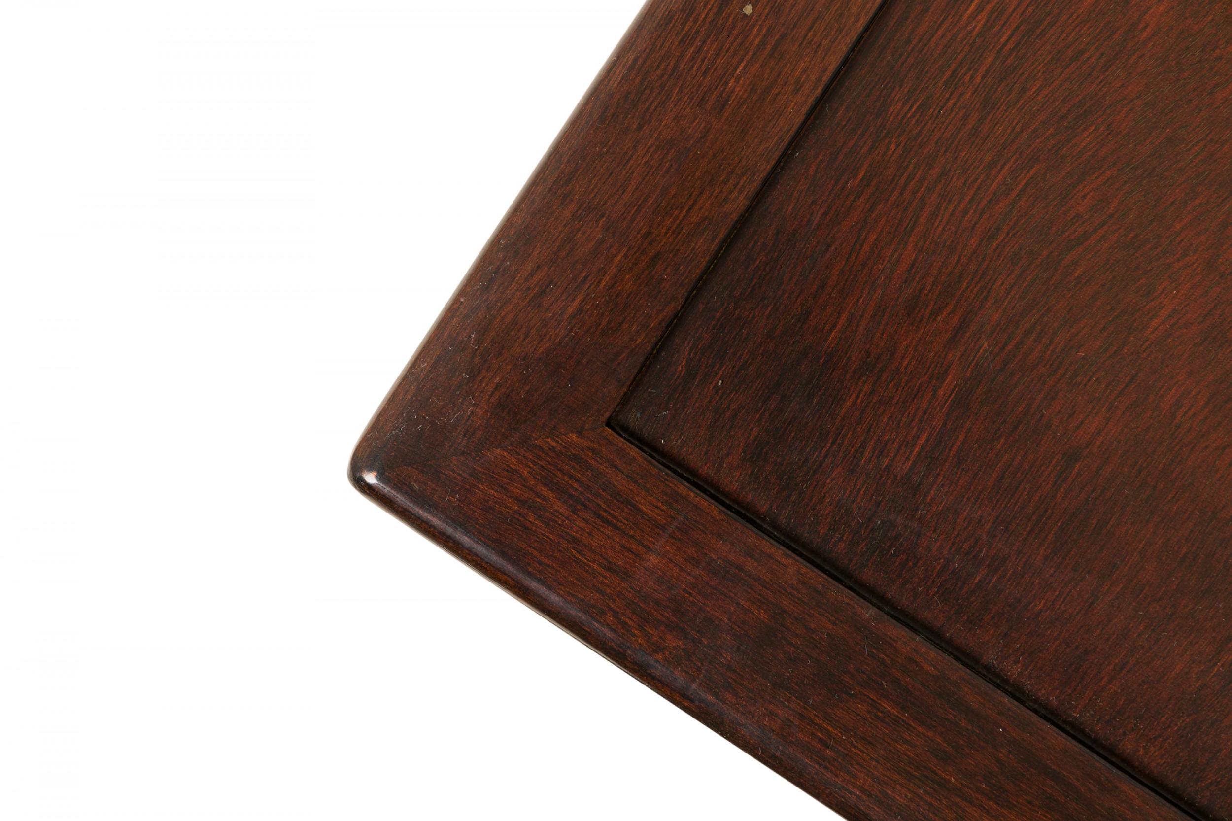 Acajou Paire de tables d'appoint carrées américaines du milieu du siècle dernier en bois Edward Wormley en vente