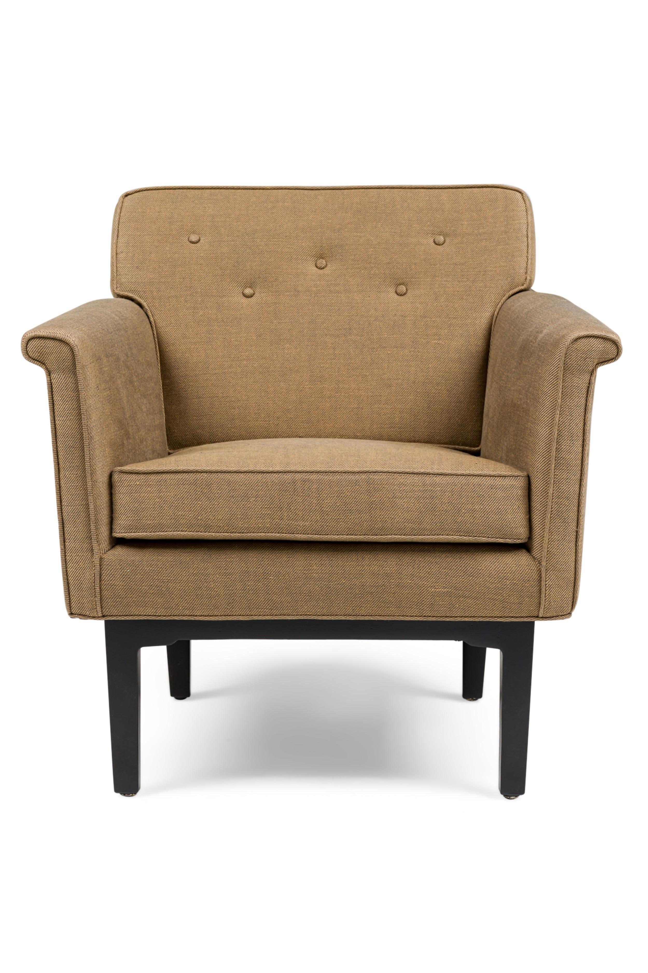 PAIRE de fauteuils de salon / d'accoudoir américains du milieu du siècle, tapissés de brun, avec un coussin d'assise et un dossier touffeté de boutons, reposant sur une base ébonisée à pieds carrés (EDWARD WORMLEY POUR DUNBAR) (PRIX POUR LA PAIRE)