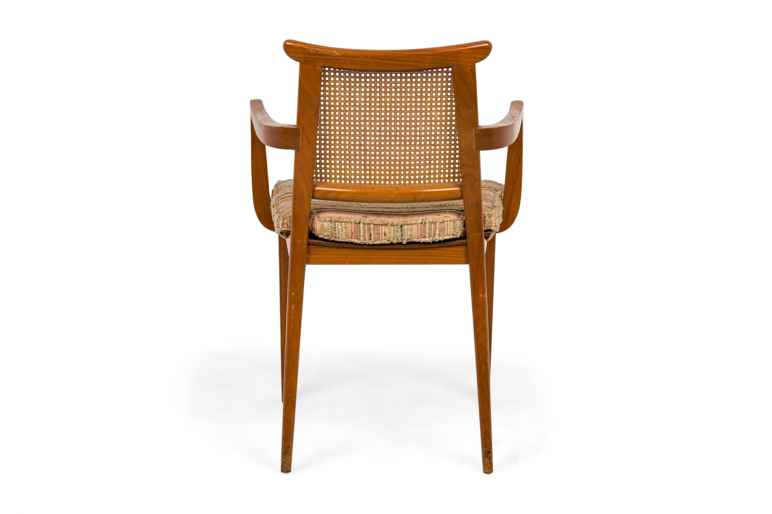 20ième siècle Paire de fauteuils de salle à manger en bois à dossier canné et assise en lin Edward Wormley pour Dunbar en vente