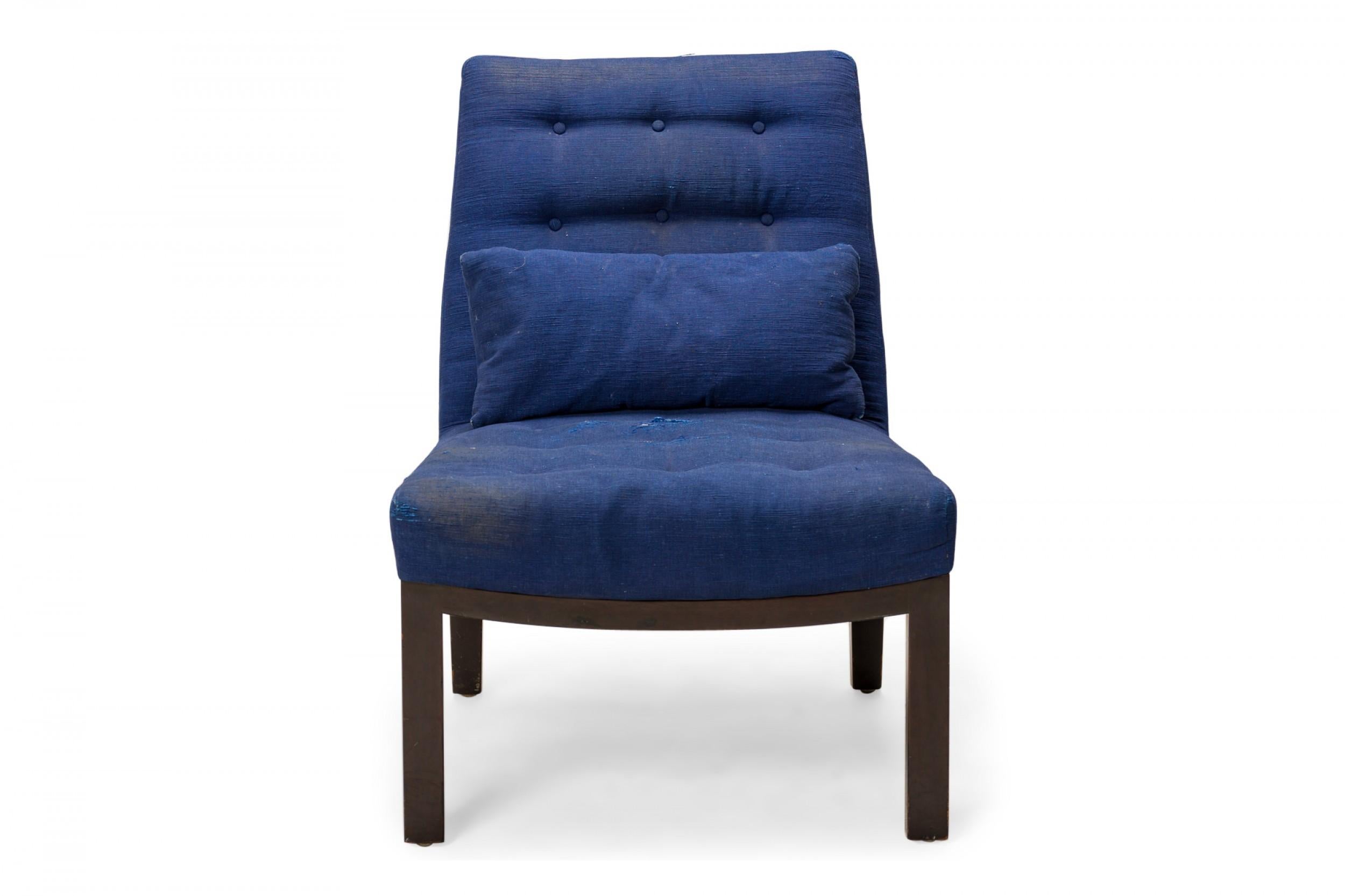 Ein Paar amerikanischer Beistellstühle aus der Mitte des Jahrhunderts, gepolstert mit dunkelblauem Stoff und mit Knöpfen an den Rückenlehnen, auf vier quadratischen Beinen aus Nussbaumholz. (EDWARD WORMLEY FOR DUNBAR FURNITURE COMPANY) (PREIS ALS