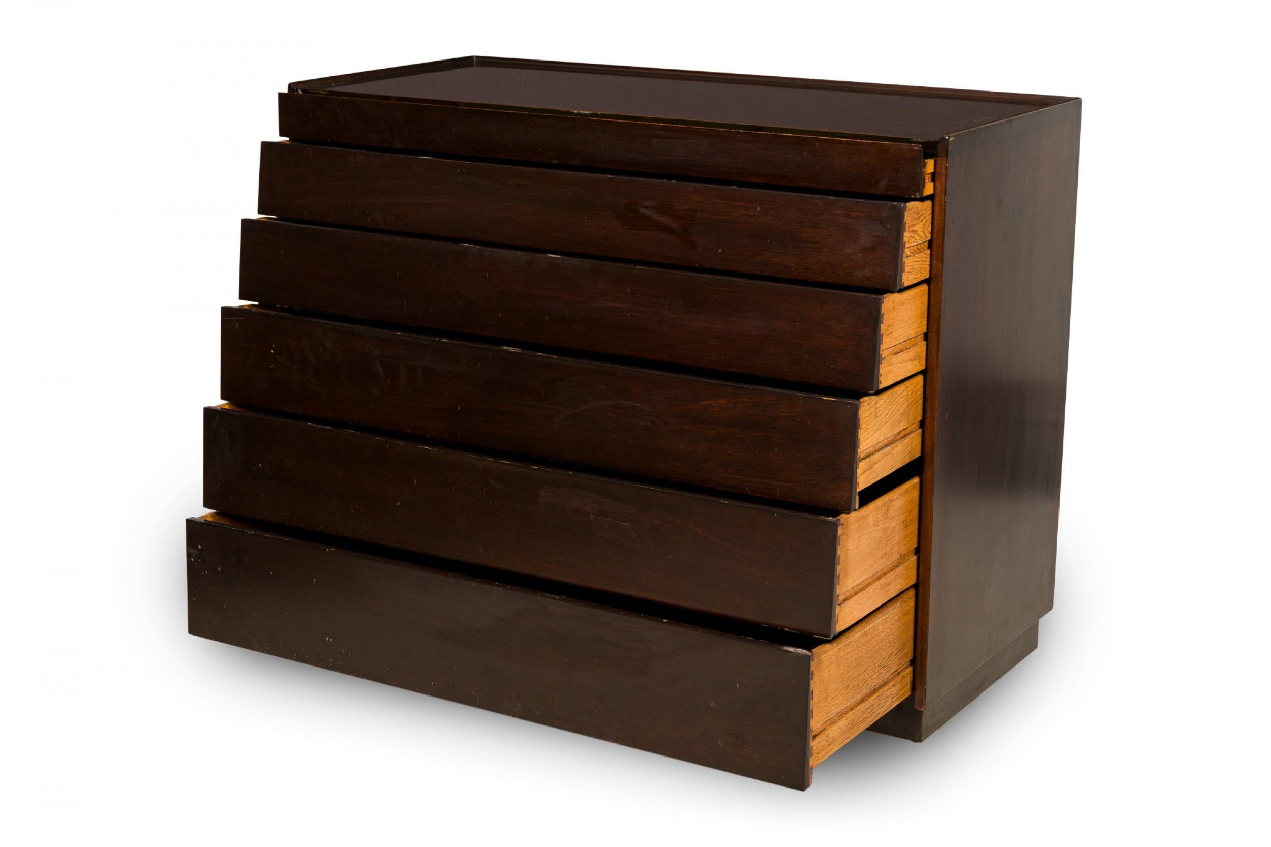 Bois Paire de commodes / commodes à persiennes en bois foncé Edward Wormley pour Dunbar en vente