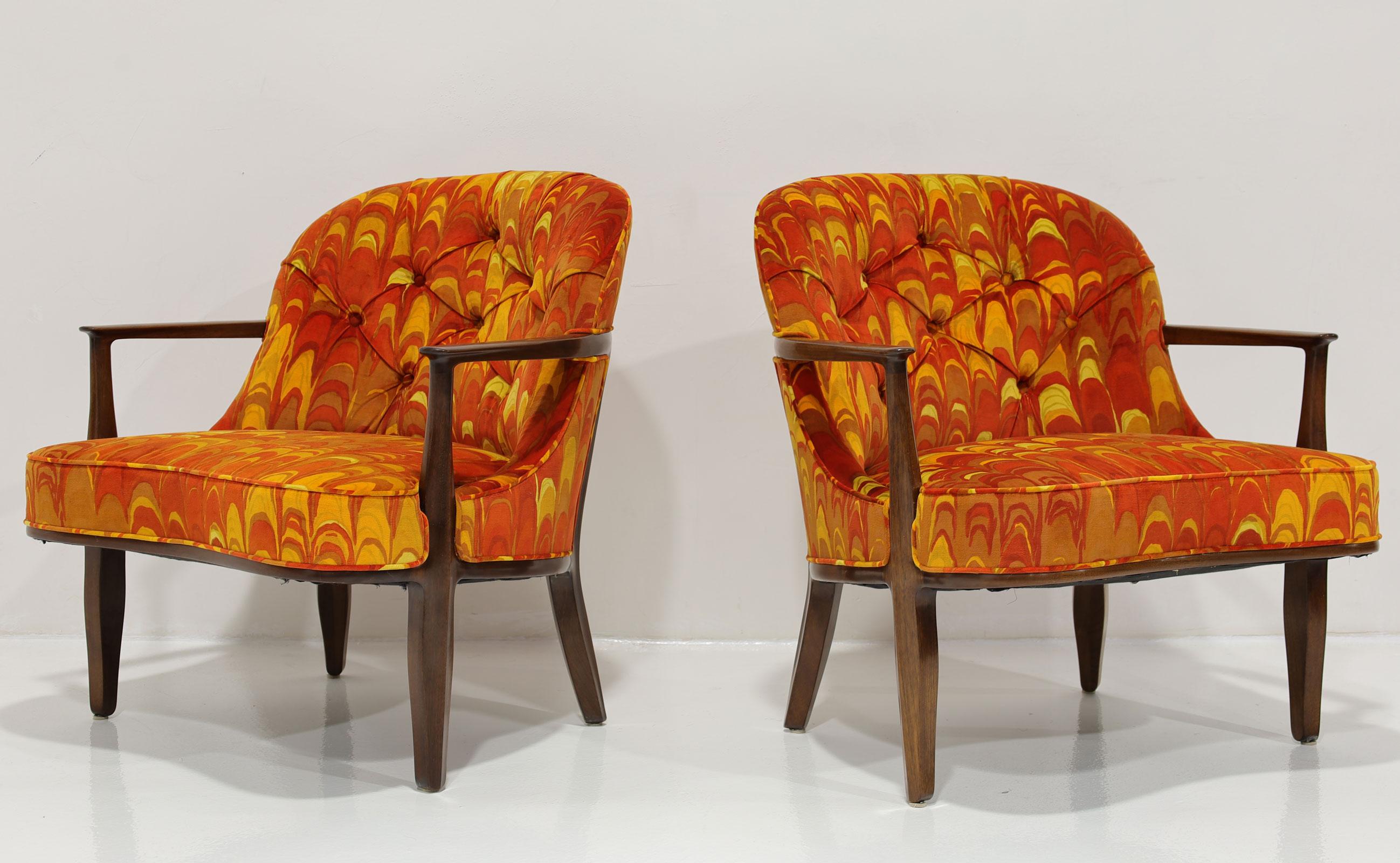 Voici un fauteuil Janus à hauteur de salle à manger, conçu par le maître de la modernité du milieu du siècle dernier Edward Wormley. La chaise présente un cadre sculpté en acajou foncé et une tapisserie Jack Lenor Larsen avec des dossiers à boutons.