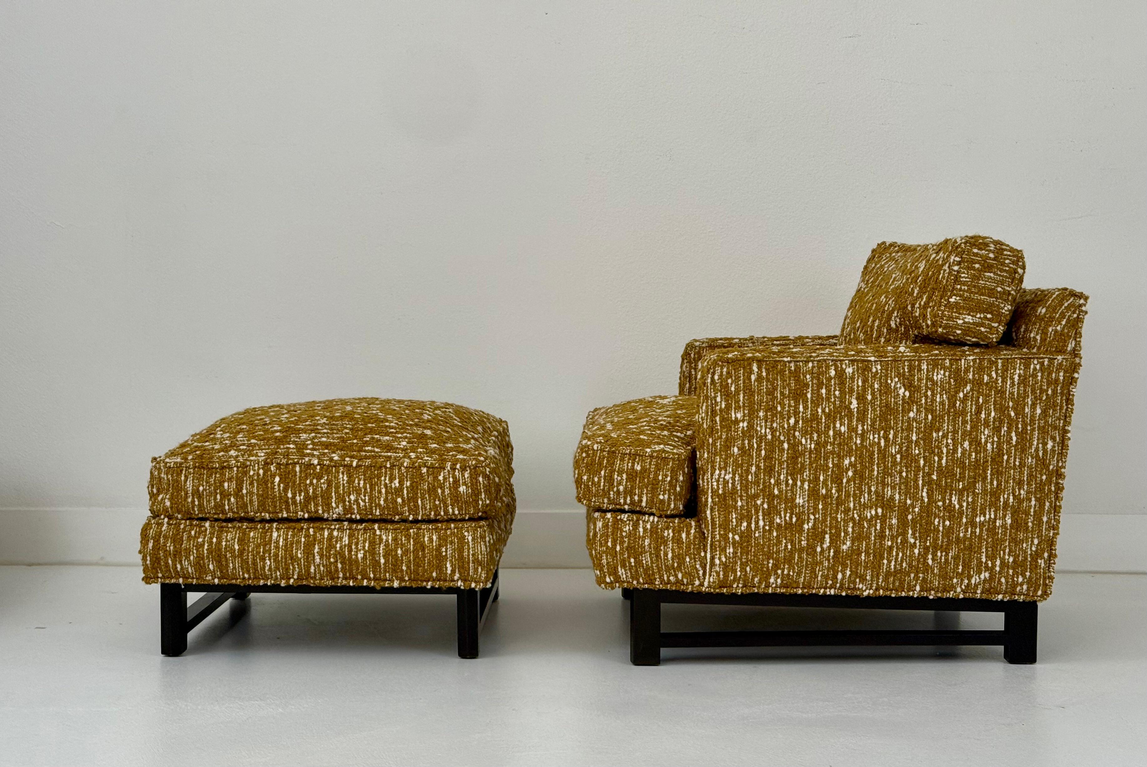 Questa coppia di sedie lounge Dunbar con pouf abbinato, disegnate da Edward Wormley, rappresentano l'epitome della raffinatezza e del comfort di metà secolo. Rivestiti di nuovo in un tessuto bouclé bicolore riccamente strutturato, i pezzi presentano