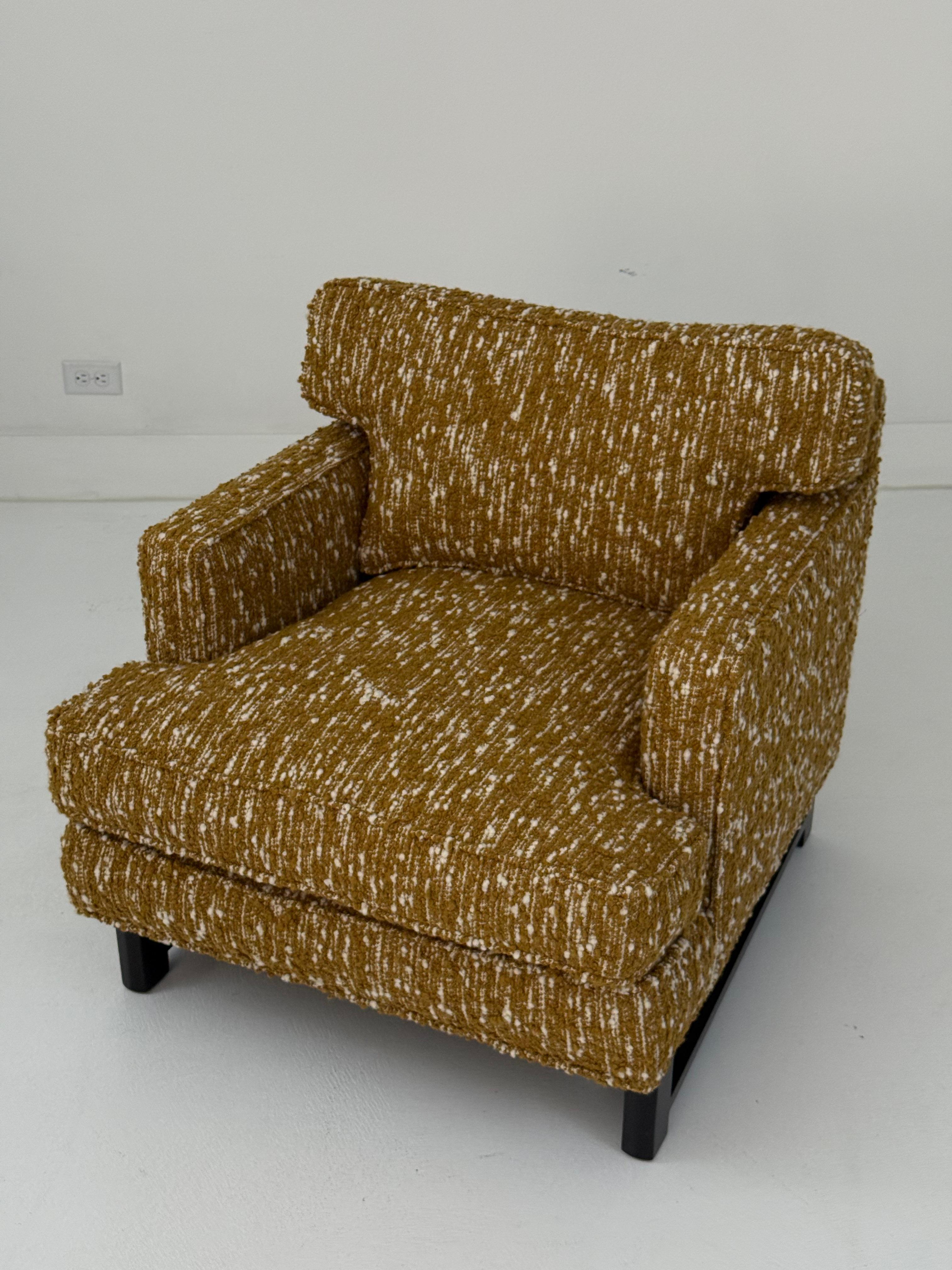 Mid-Century moderno Coppia di sedie da salotto di Edward Wormley per Dunbar con ottomana, restaurate in vendita