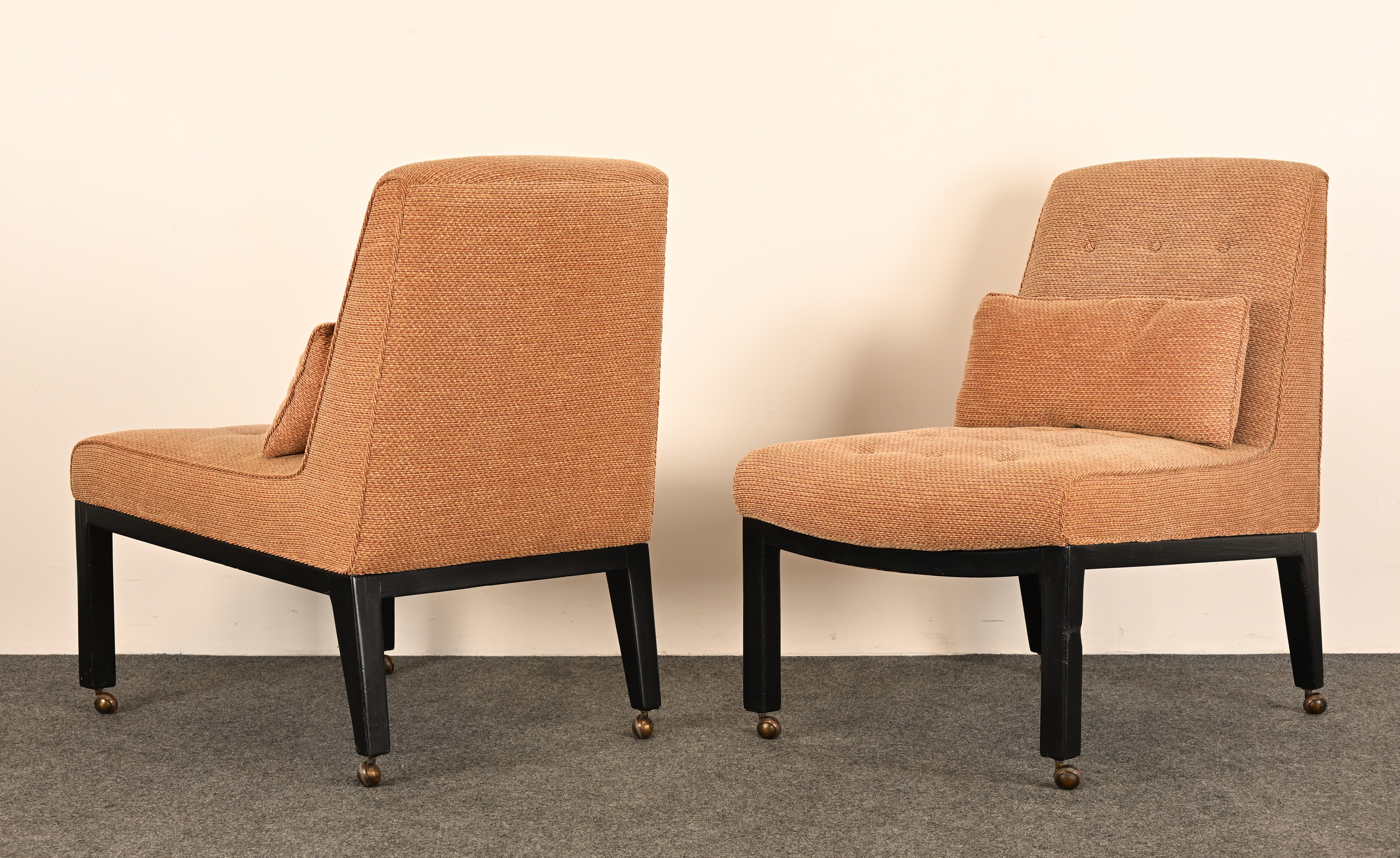 Paire iconique de fauteuils pantoufles d'Edward Wormley pour Dunbar Furniture, vers les années 1960, incarnant le summum de l'élégance du milieu du siècle. Wormley, le légendaire directeur du design de Dunbar, a conçu ces chaises longues sans