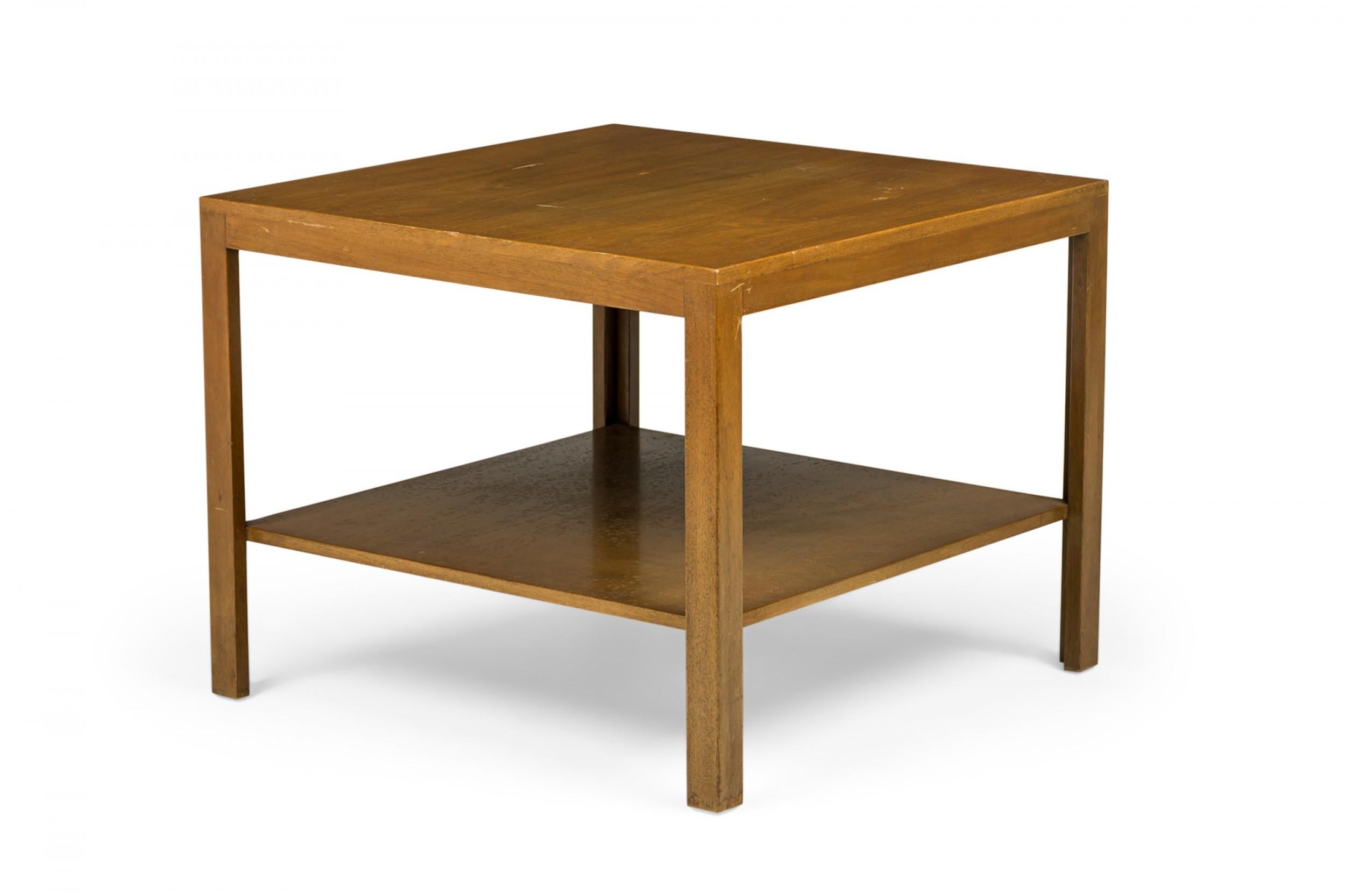 Mid-Century Modern Paire de tables d'appoint carrées à deux niveaux en bois Edward Wormley pour Dunbar en vente