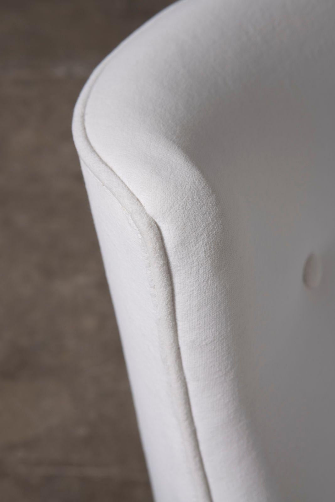 Pair of Edward Wormley for Dunbar Teardrop Slipper Chairs in White Velvet in vendita 3