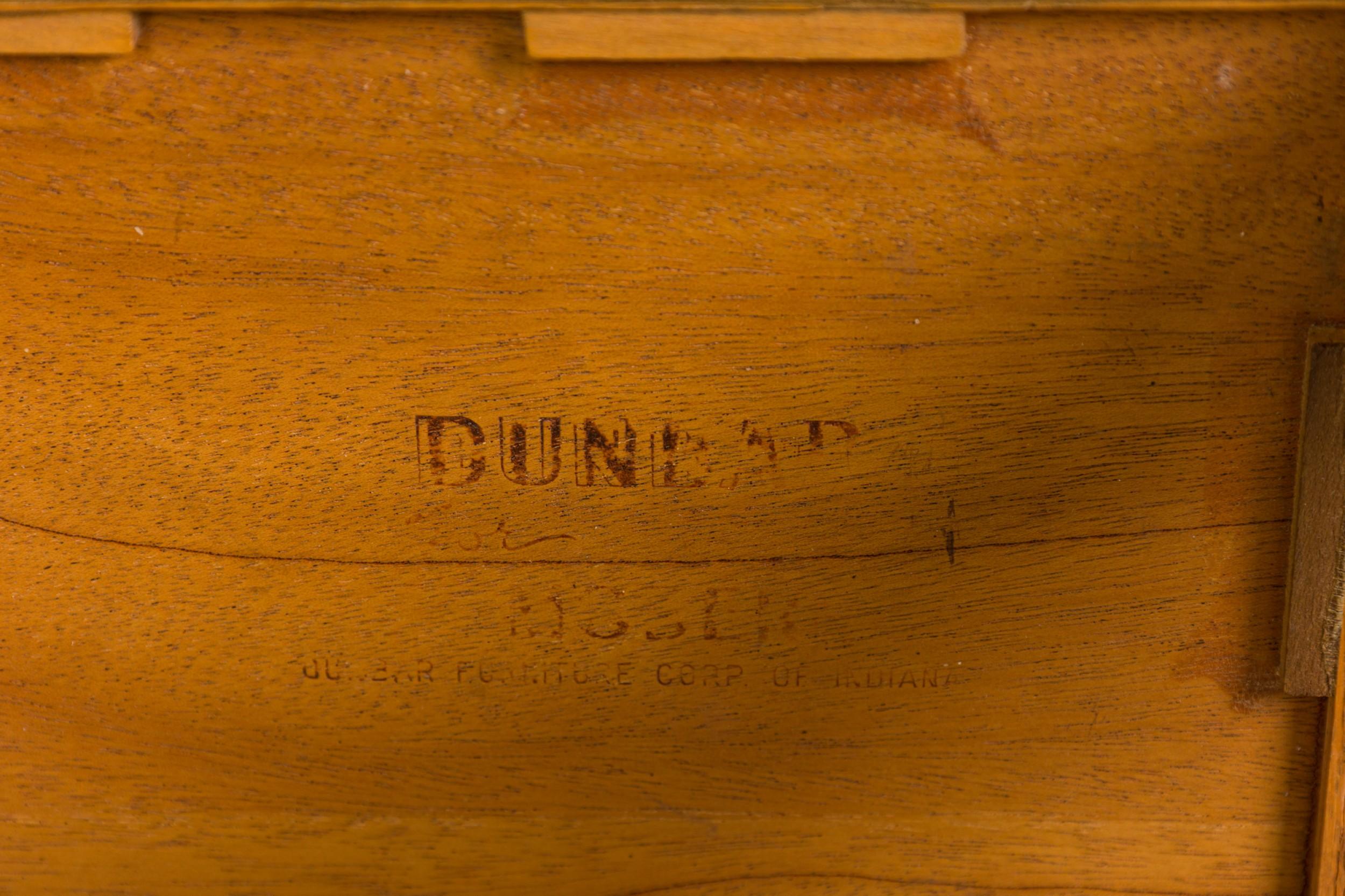 Ein Paar hölzerne Beistelltische mit einer Schublade von Edward Wormley für Dunbar im Angebot 9