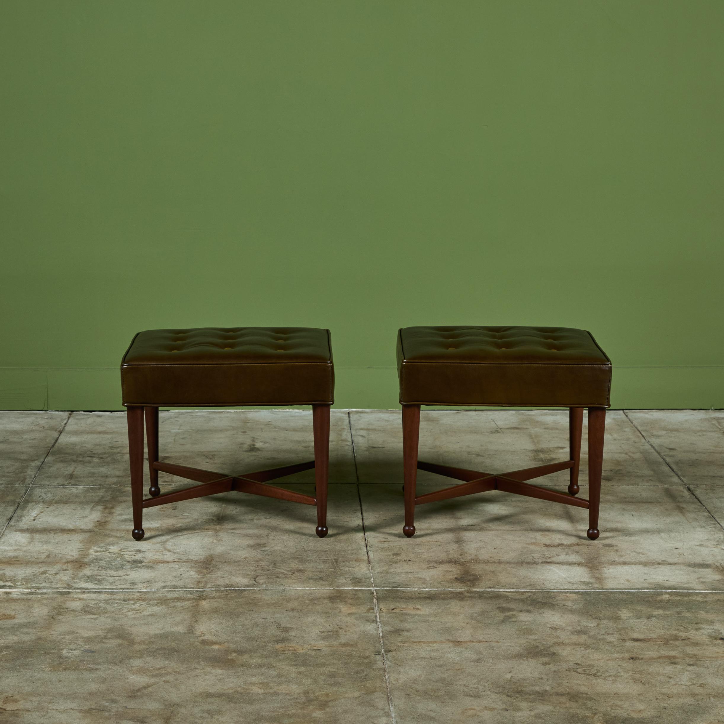 Milieu du XXe siècle Paire d'ottomans en cuir vert Edward Wormley pour Dunbar en vente