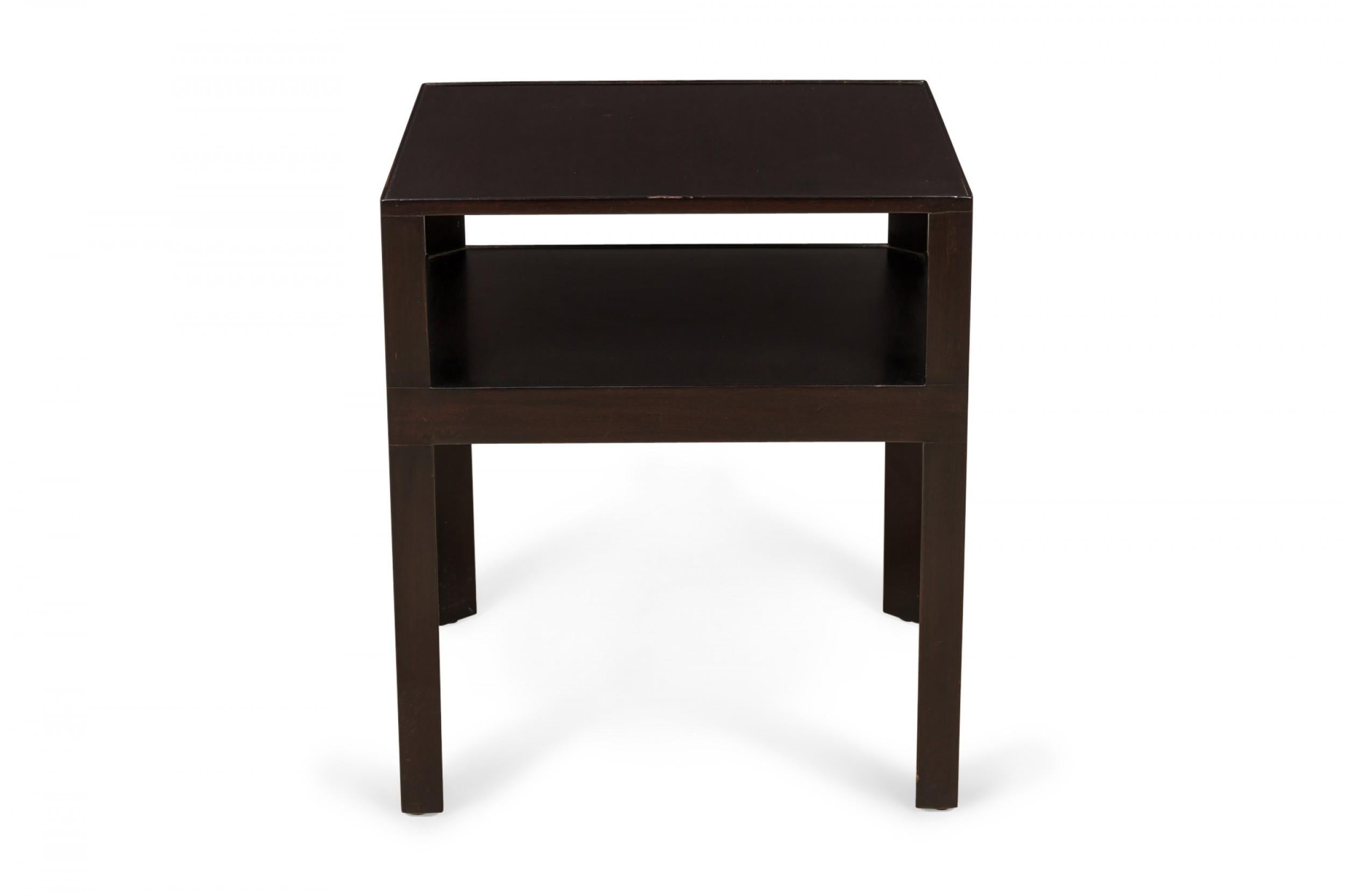 20ième siècle Paire de tables d'appoint / d'appoint à deux plateaux en bois foncé laqué Edward Wormley en vente