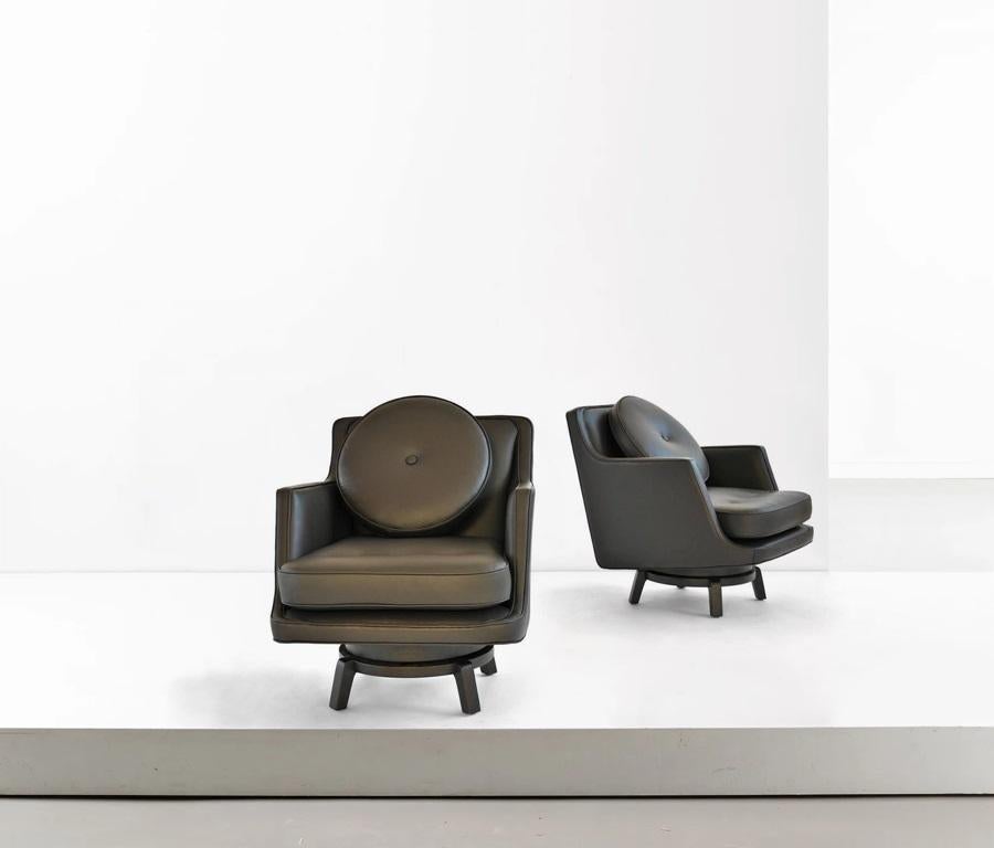 Diese wunderschönen Wormley Dreh-/Schwenkstühle Modell Nr. 5609, sind wirklich außergewöhnlich. Unverwechselbares Design eines Meisters der Jahrhundertmitte, das Wormleys charakteristische Mischung aus Komfort und Raffinesse zeigt. Produziert von