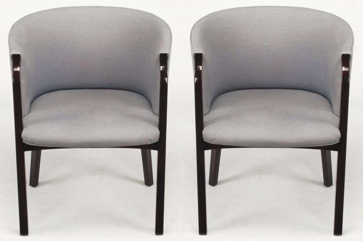 Poltrone con schienale a botte Edward Wormley for Dunbar in mogano e imbottitura in lana blu/grigia. Un design sobrio che rivela qualità uniche. Sarebbero ottime sedie da scrivania o piccole poltrone da salotto.