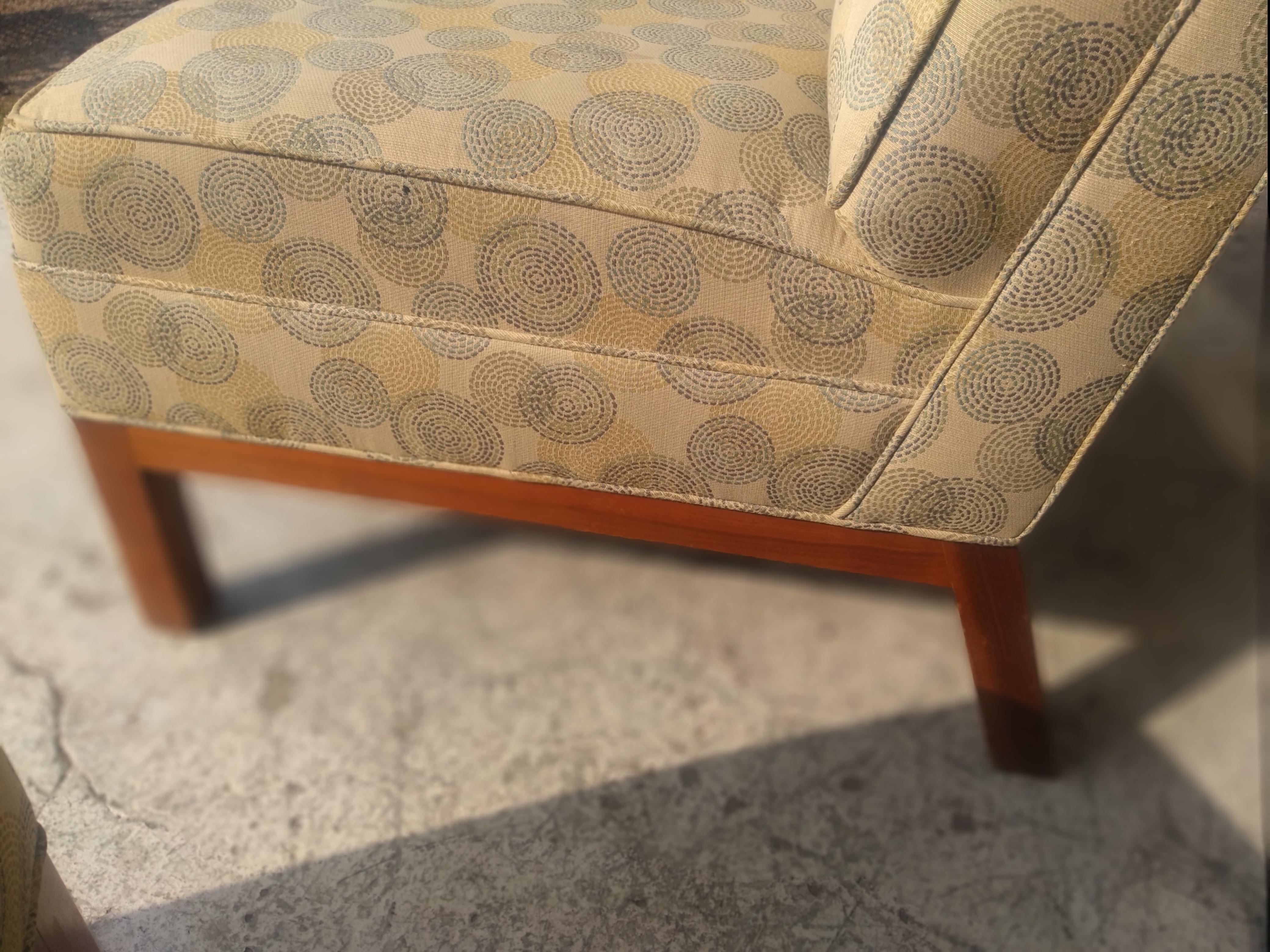 Paire de fauteuils modernes en tissu.
Les chaises ont une base en bois et des pieds carrés.
Ils sont dans le style Edward Wormley.

Ces chaises sont distribuées par TGF Furniture.

 