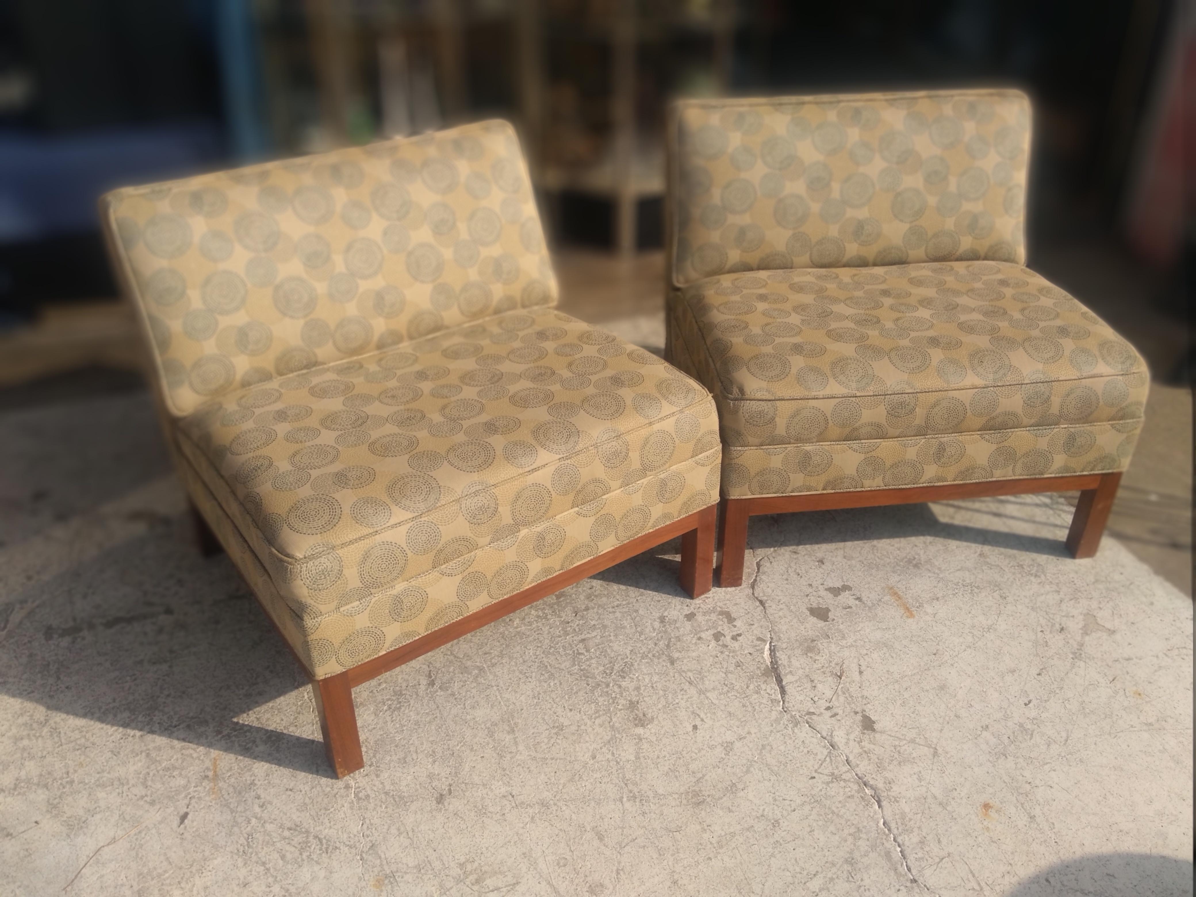20ième siècle Paire de chaises pantoufles modernes de style Edward Wormley en vente