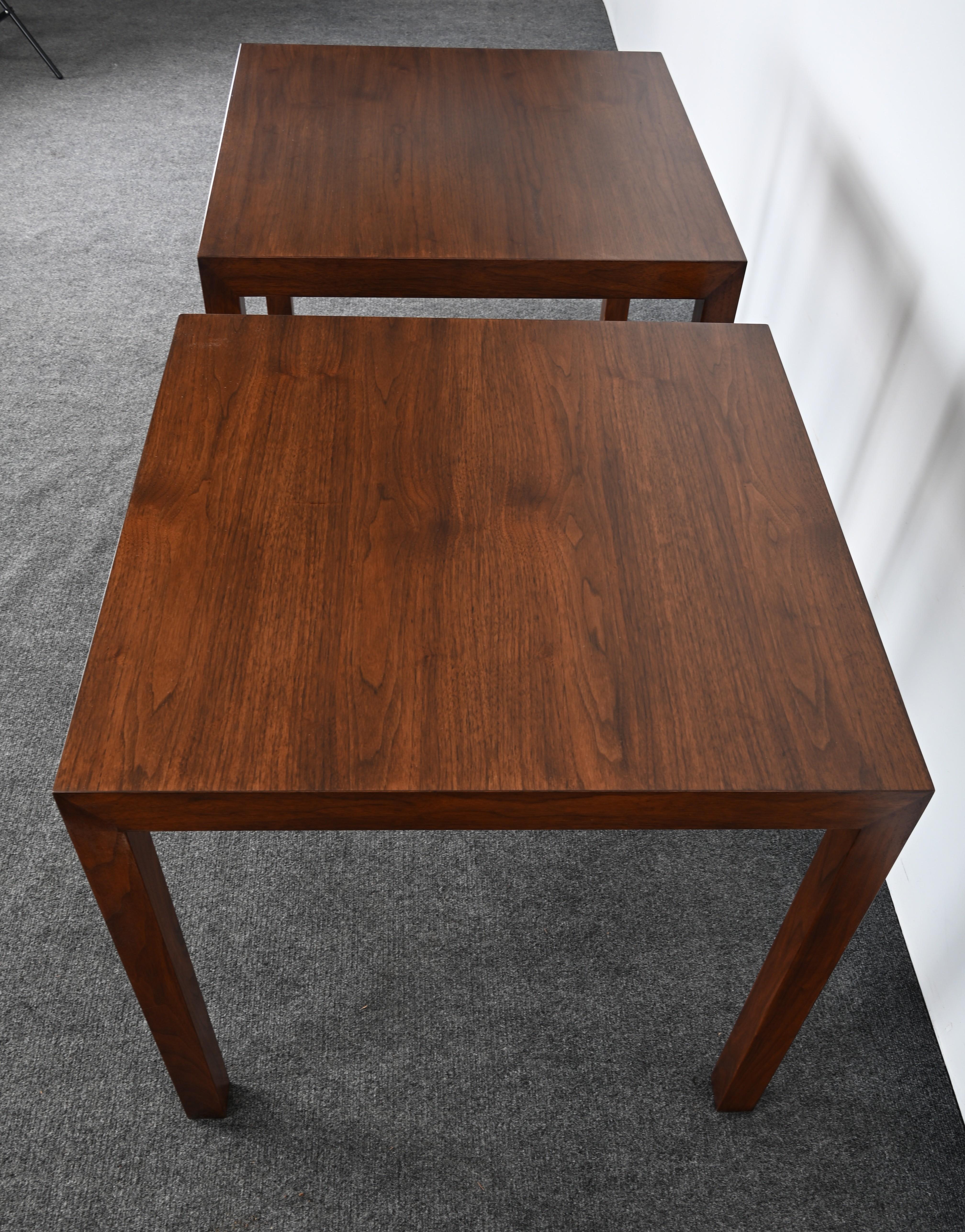Paire de tables d'appoint en noyer Edward Wormley pour Dunbar, 1974 en vente 4