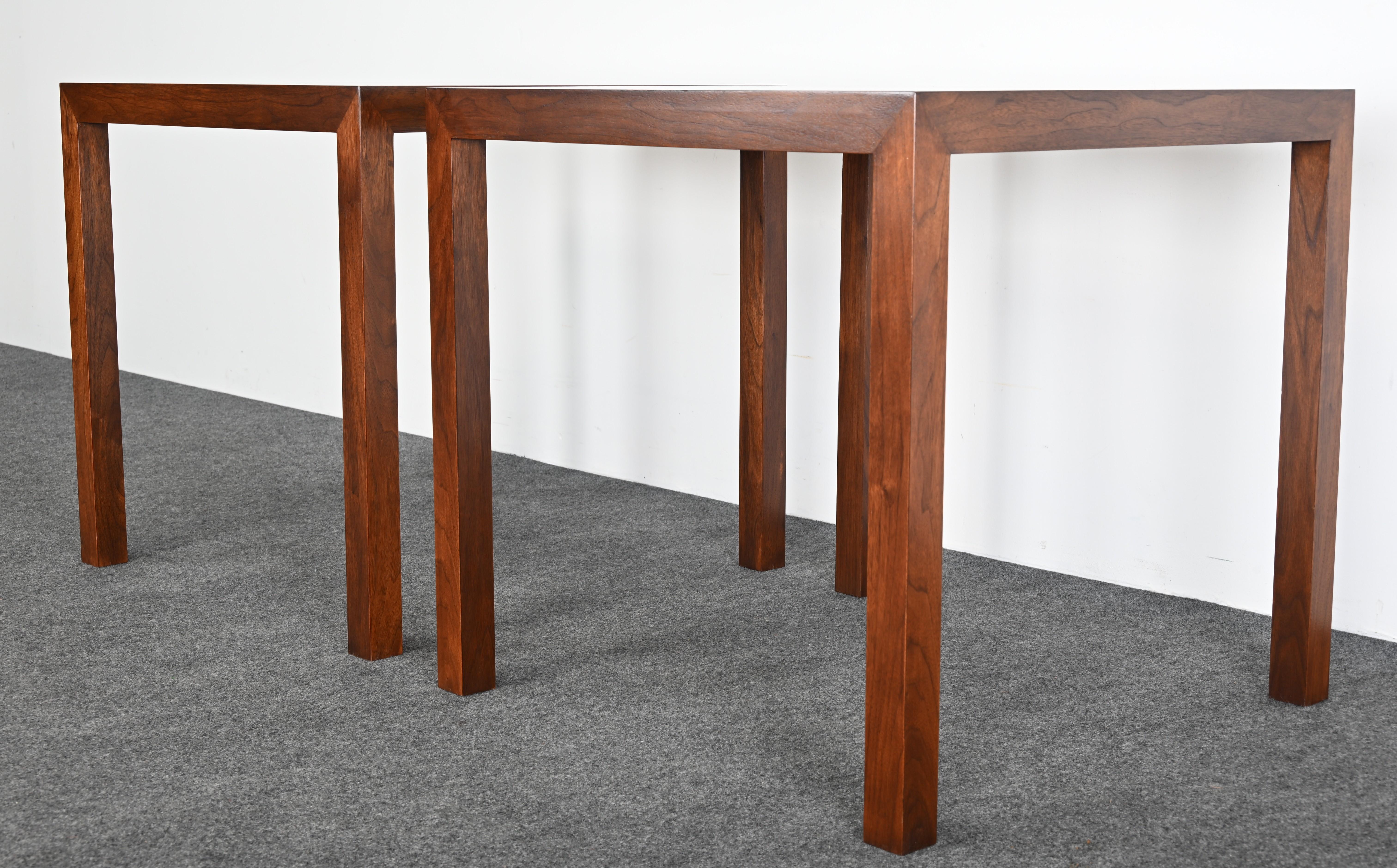 Paire de tables d'appoint en noyer Edward Wormley pour Dunbar, 1974 en vente 5