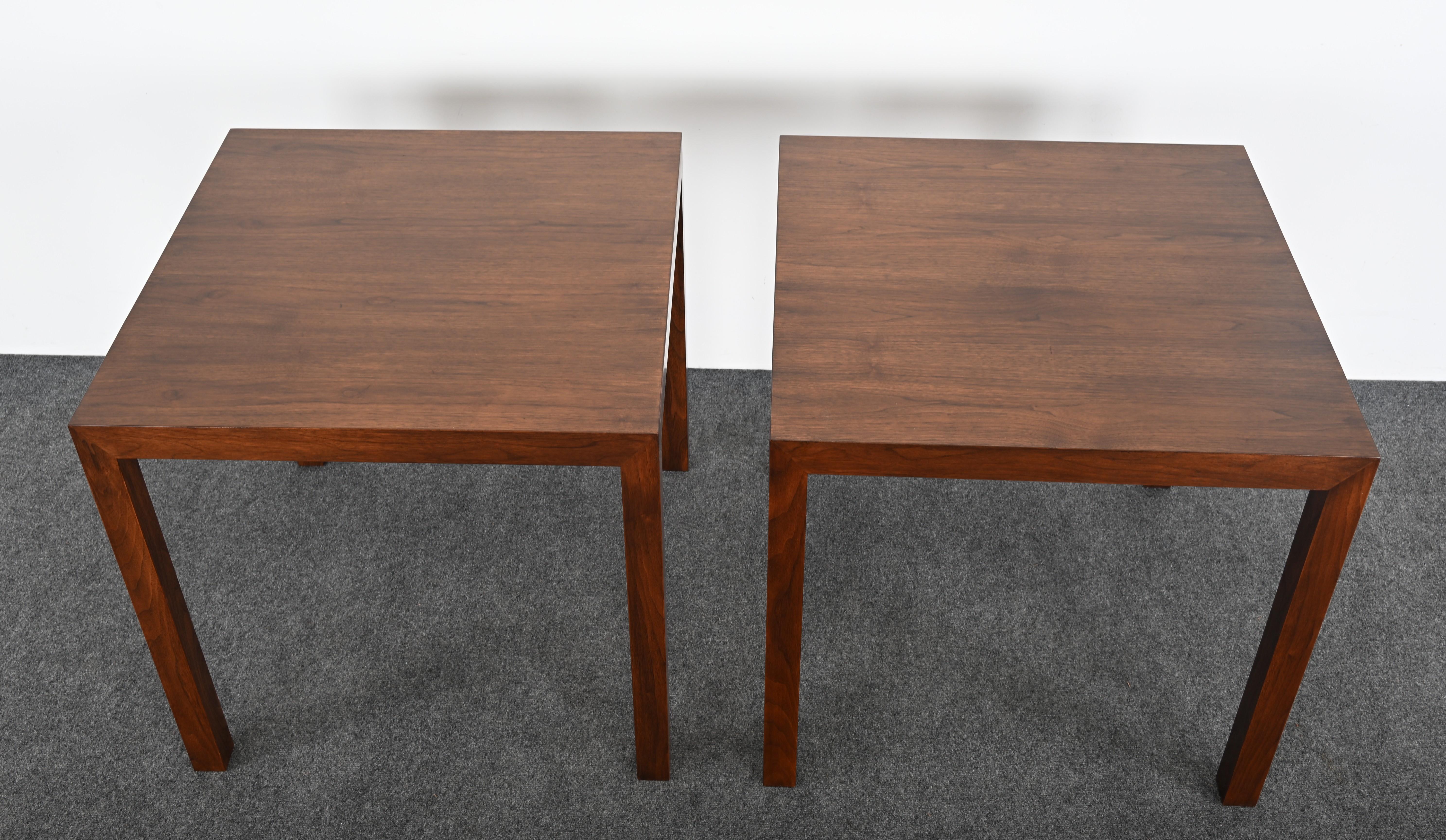 Ces exquises tables d'appoint en noyer Dunbar, conçues par le légendaire Edward Wormley, incarnent la sophistication de la modernité du milieu du siècle dernier. Fabriquées en noyer richement veiné et avec une finition polie, elles présentent des