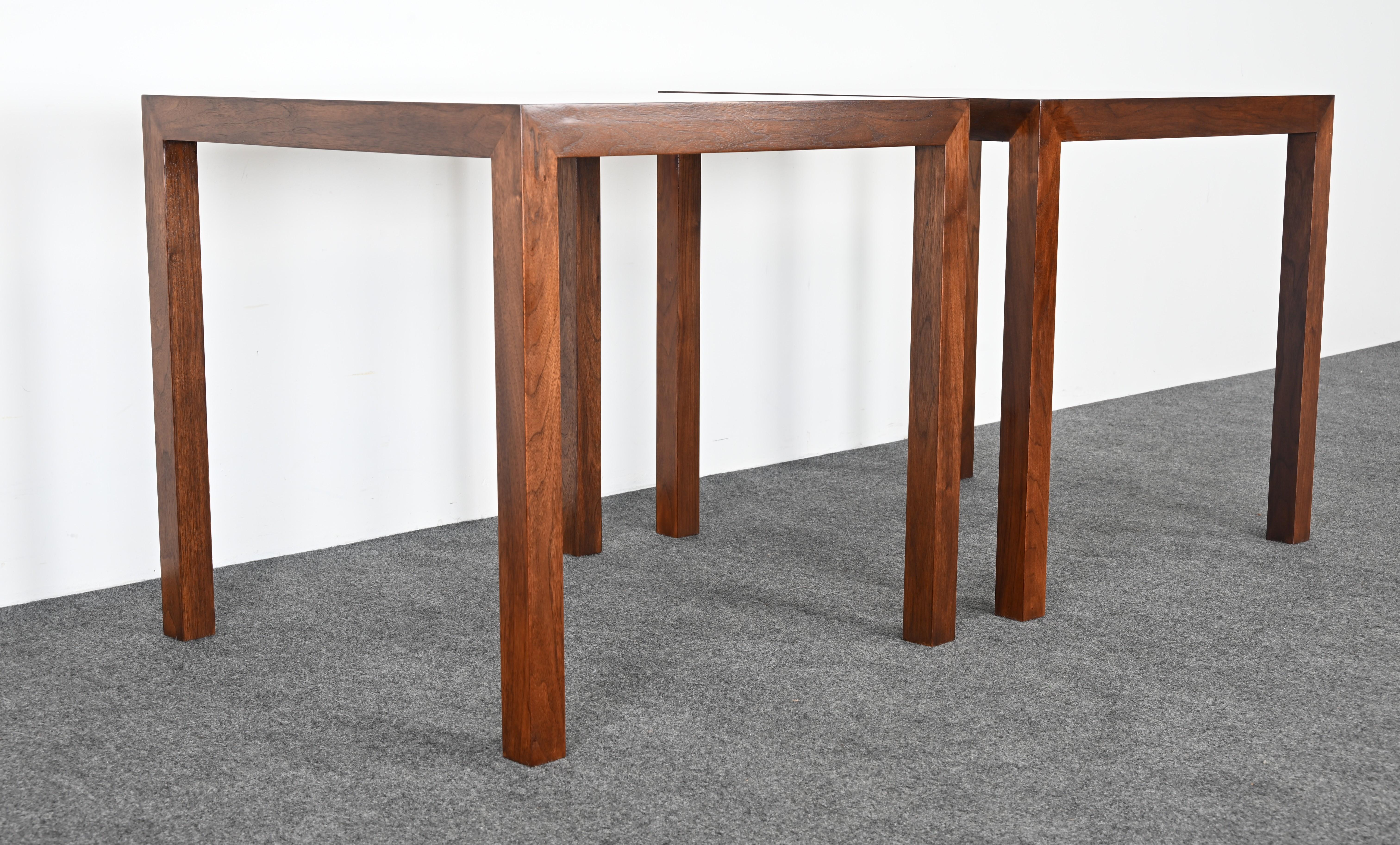 Mid-Century Modern Paire de tables d'appoint en noyer Edward Wormley pour Dunbar, 1974 en vente