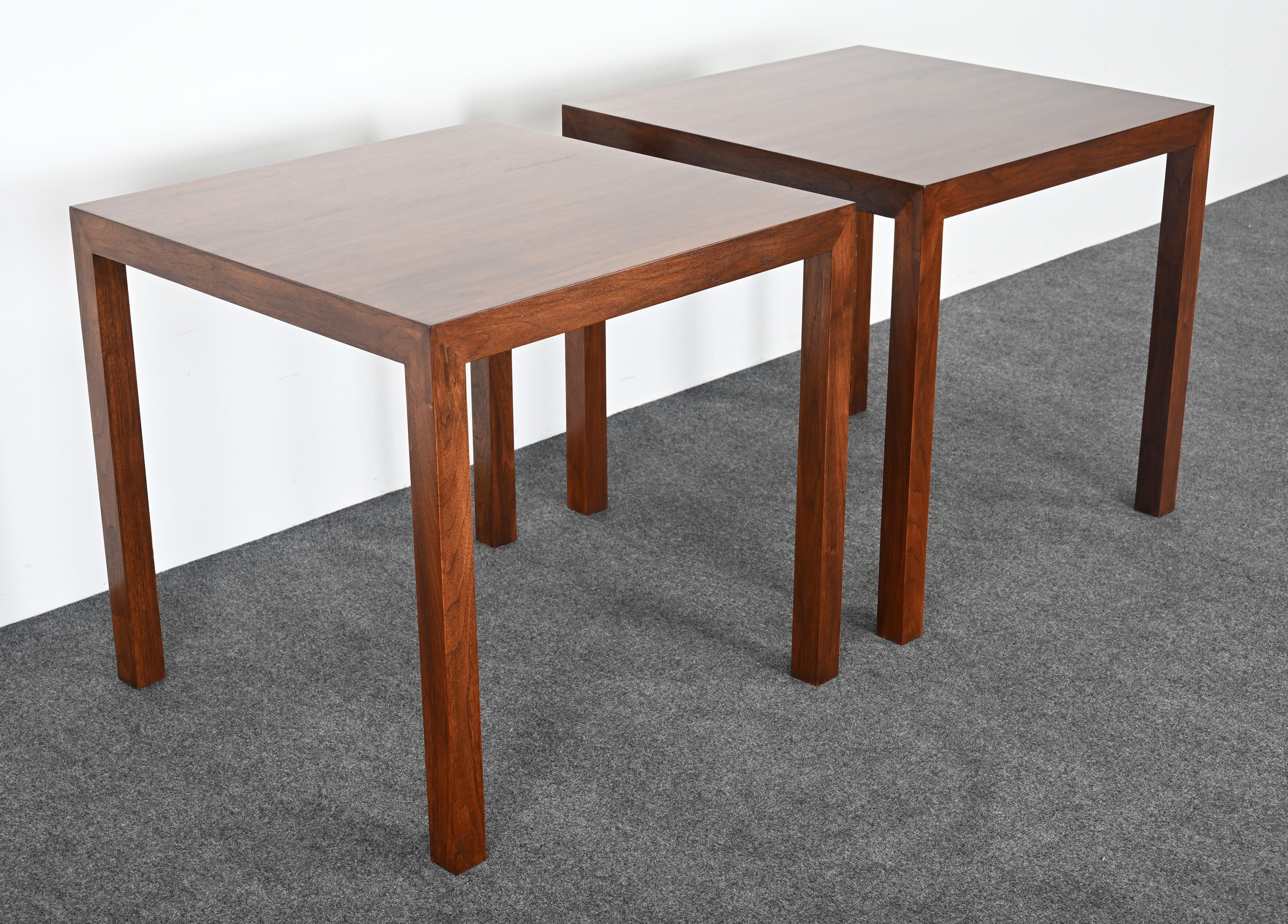 Américain Paire de tables d'appoint en noyer Edward Wormley pour Dunbar, 1974 en vente