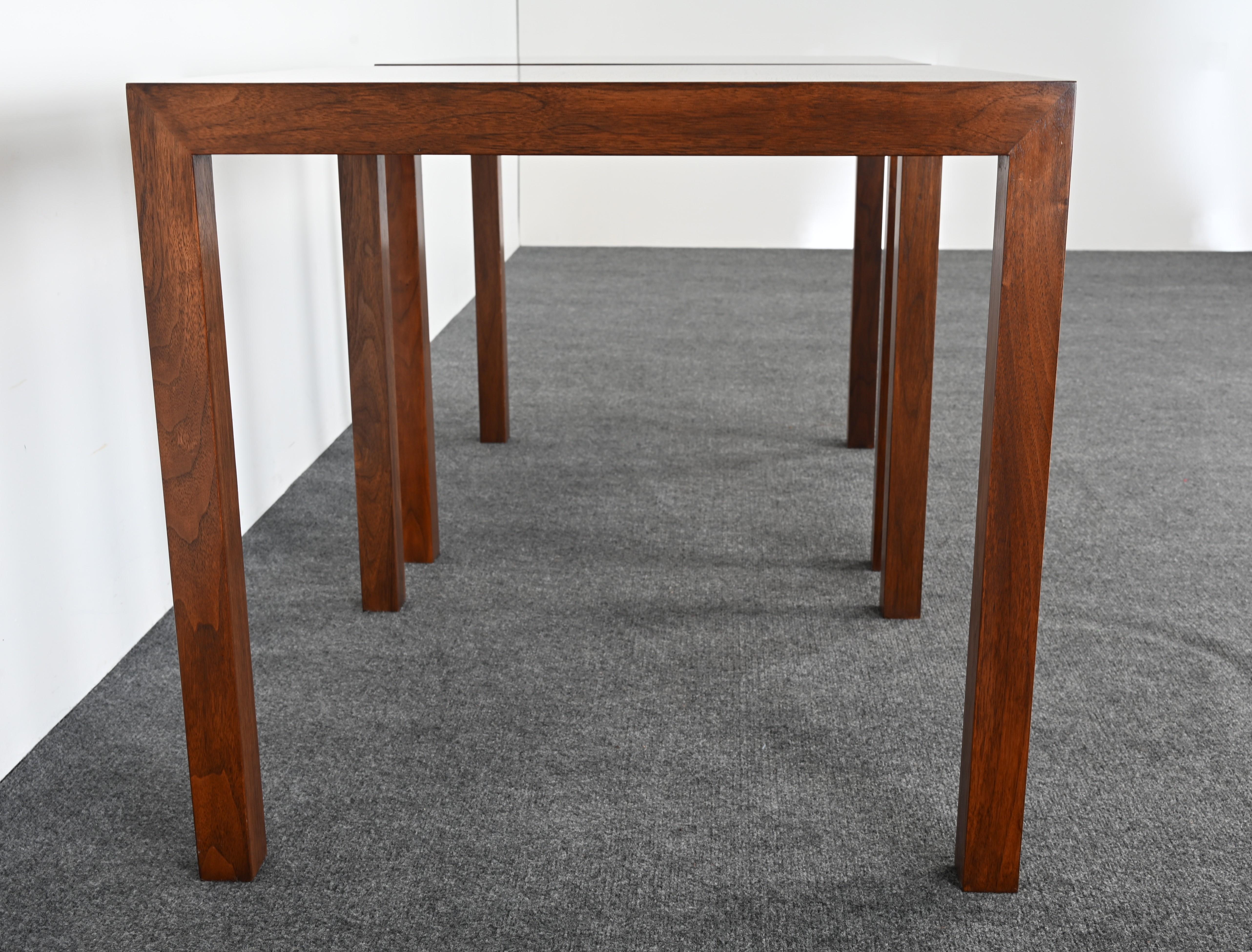 Noyer Paire de tables d'appoint en noyer Edward Wormley pour Dunbar, 1974 en vente