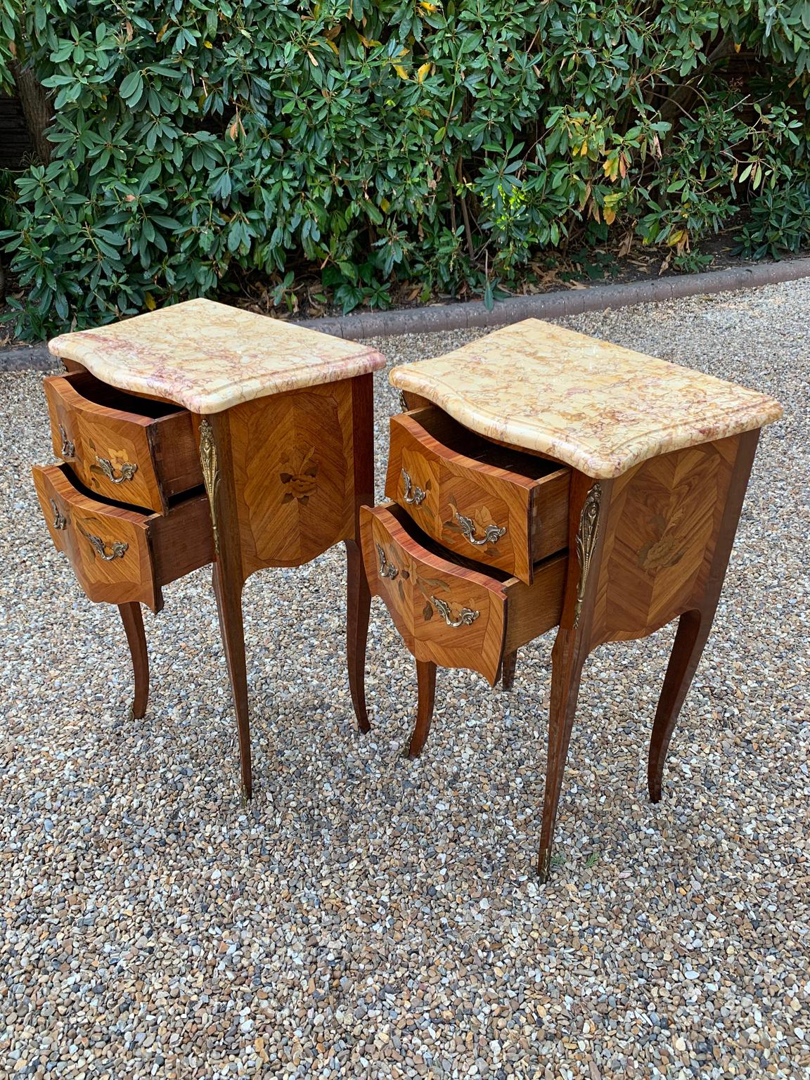 Pair of Edwardian / 1920’s French Walnut & Kingwood Bedsides with Marble Tops In Good Condition In Richmond, Surrey