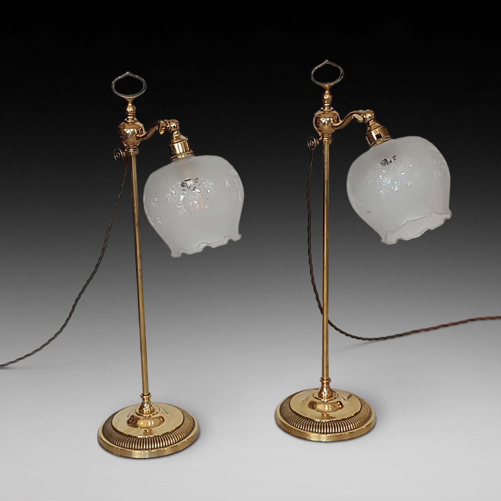 Édouardien Paire de lampes de table édouardiennes réglables en laiton en vente