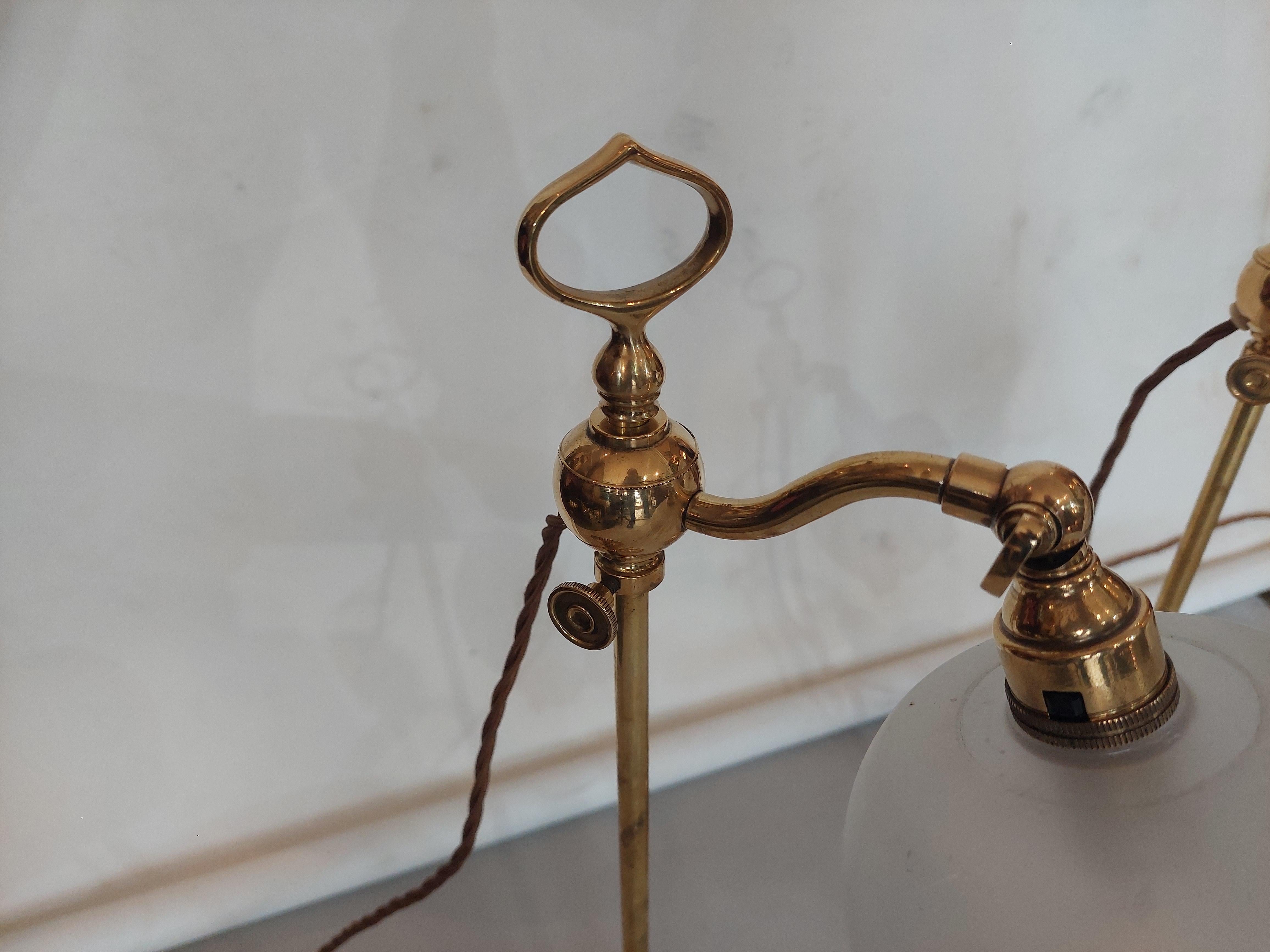 Début du 20ème siècle Paire de lampes de table édouardiennes réglables en laiton en vente