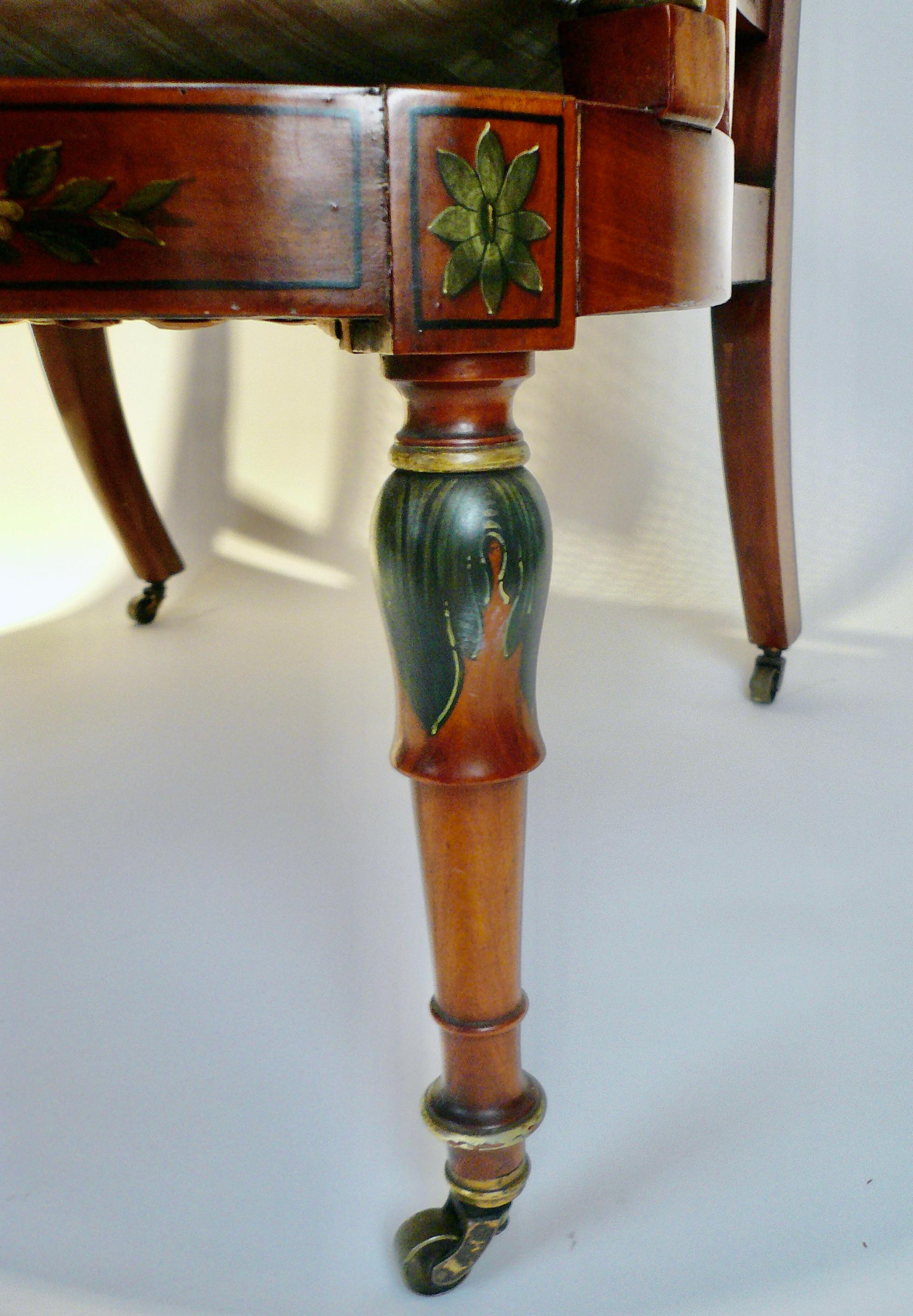 Ein Paar edwardianische Angelica Kaufman-Sessel aus bemaltem Seidenholz und Schilfrohr (Englisch) im Angebot