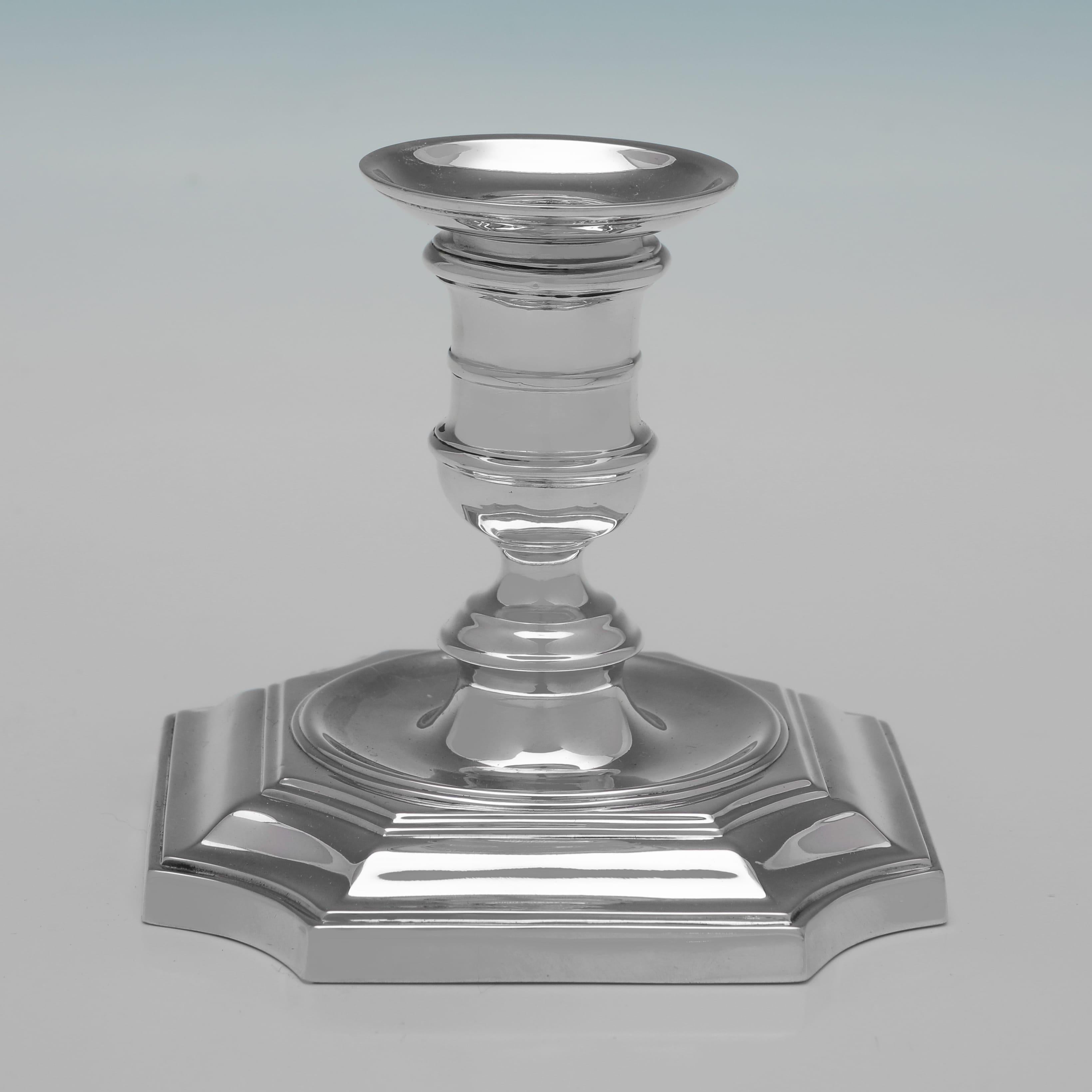 Marcados en Sheffield en 1903 por Hawksworth Eyres & Co., este hermoso par de candelabros eduardianos de plata de ley antigua presentan boquillas extraíbles y bases cuadradas con esquinas incusas. Cada candelabro mide 10 cm de alto por 11 cm de