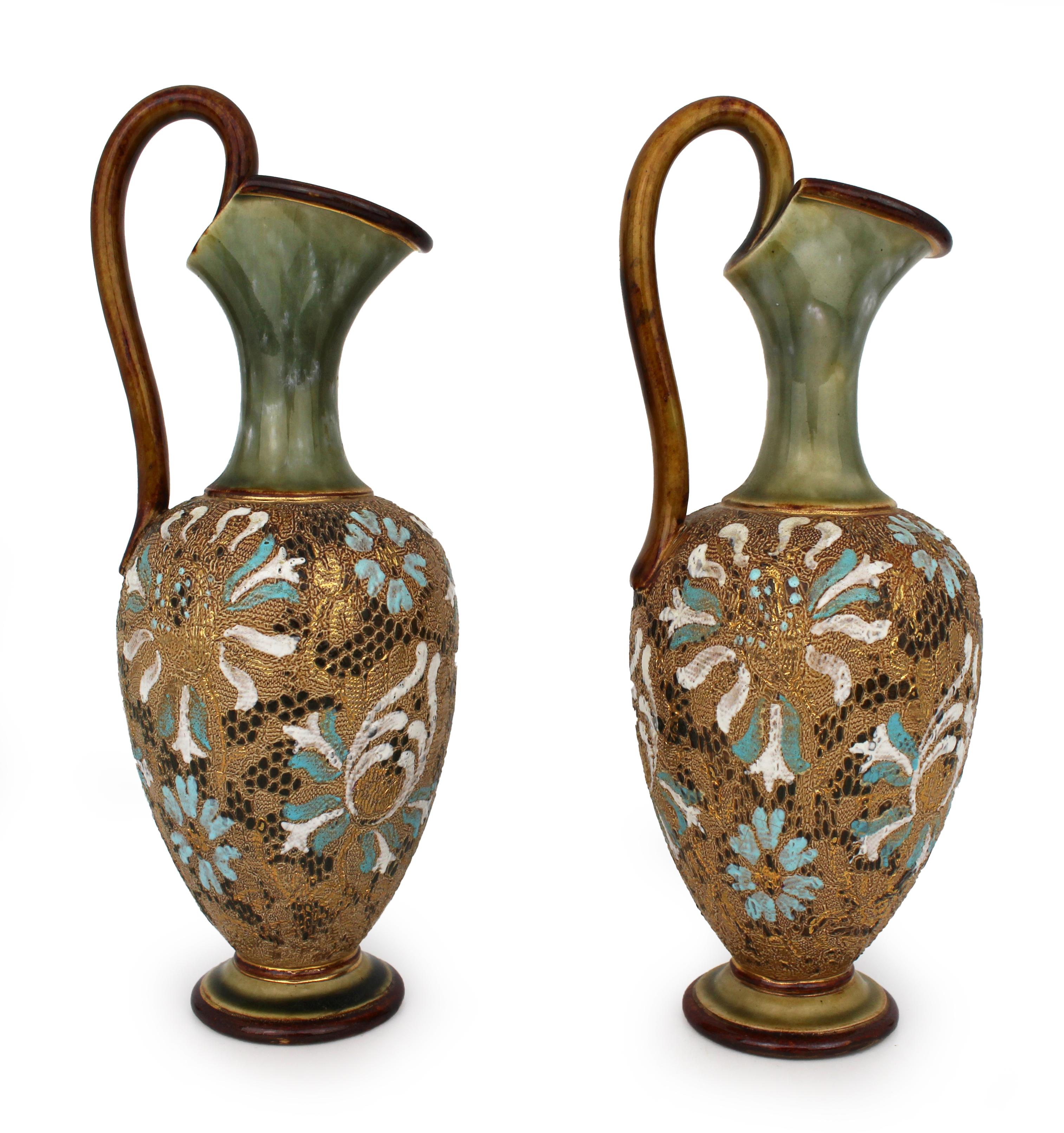 Paar Edwardian Art Nouveau Doulton & Slaters Steingut Ewers (ca. 1900-1910)

Dieses raffinierte und dekorative Paar Steinzeugsiebe wurde von Doulton & Slaters während der Edwardianischen Periode (ca. 1900-1910) hergestellt. Diese Eimer sind