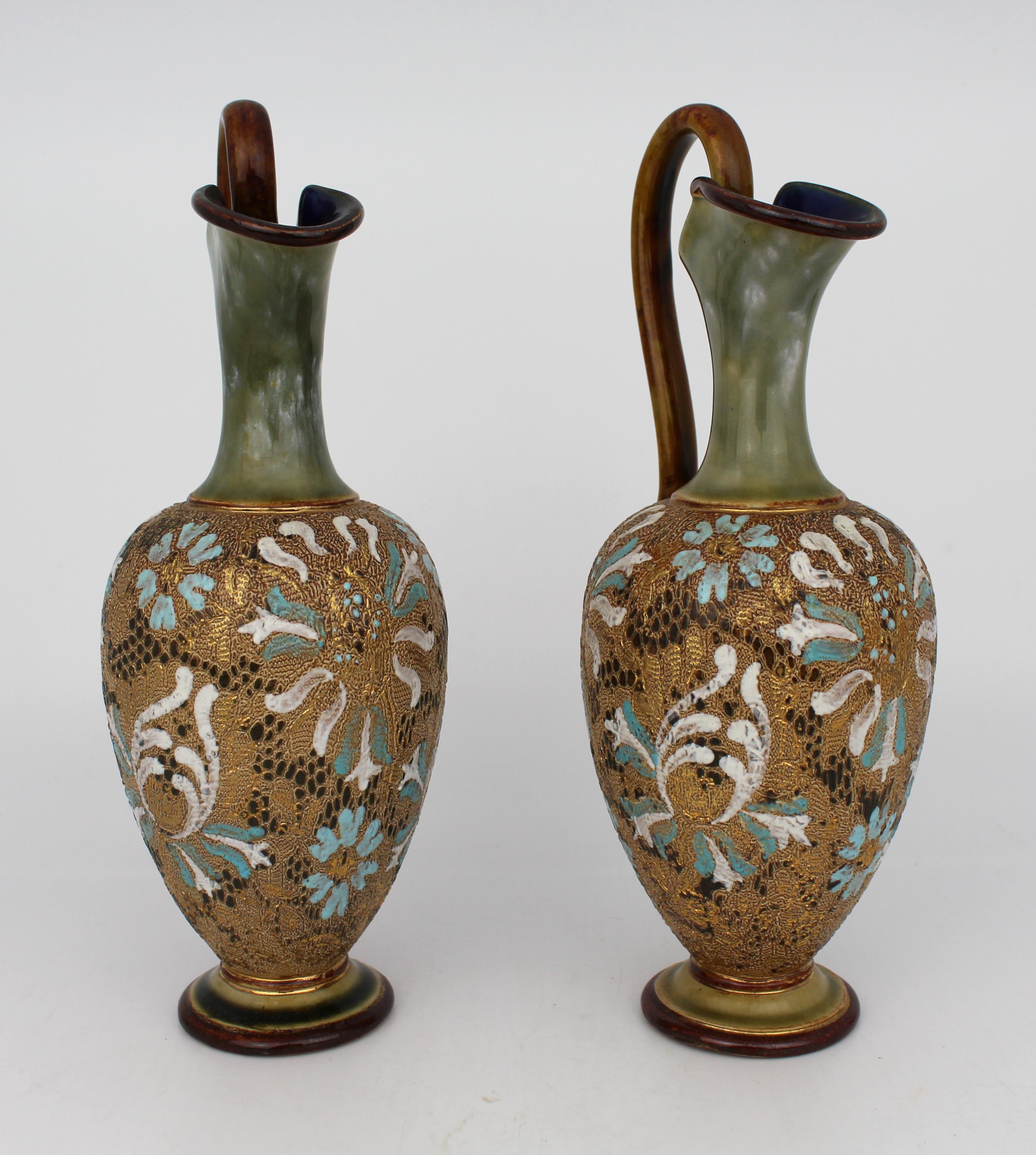 Paar Edwardian Art Nouveau Doulton & Slaters Steingut Ewers (ca. 1900-1910) im Zustand „Gut“ im Angebot in Worcester, GB
