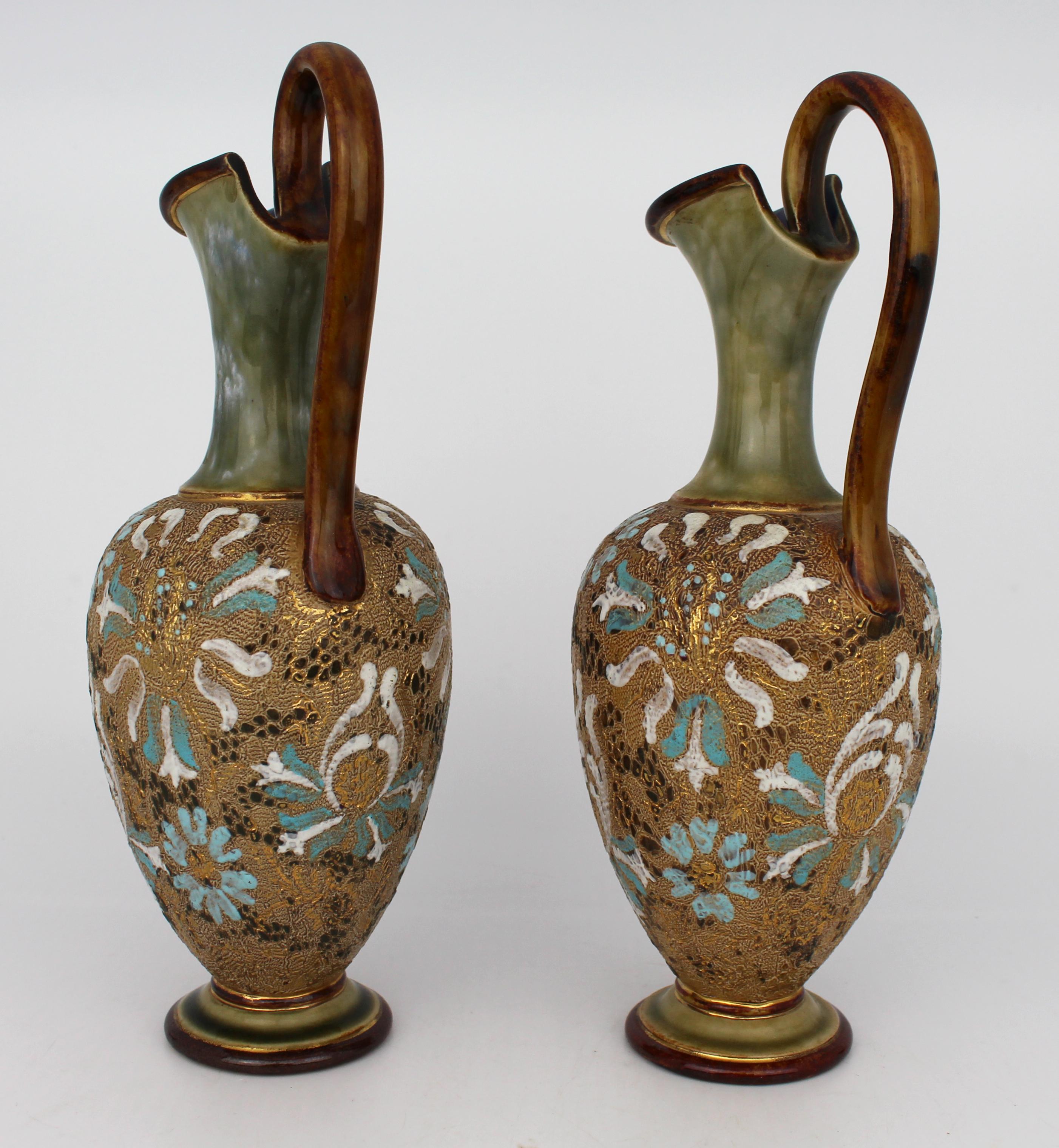 Paar Edwardian Art Nouveau Doulton & Slaters Steingut Ewers (ca. 1900-1910) (20. Jahrhundert) im Angebot