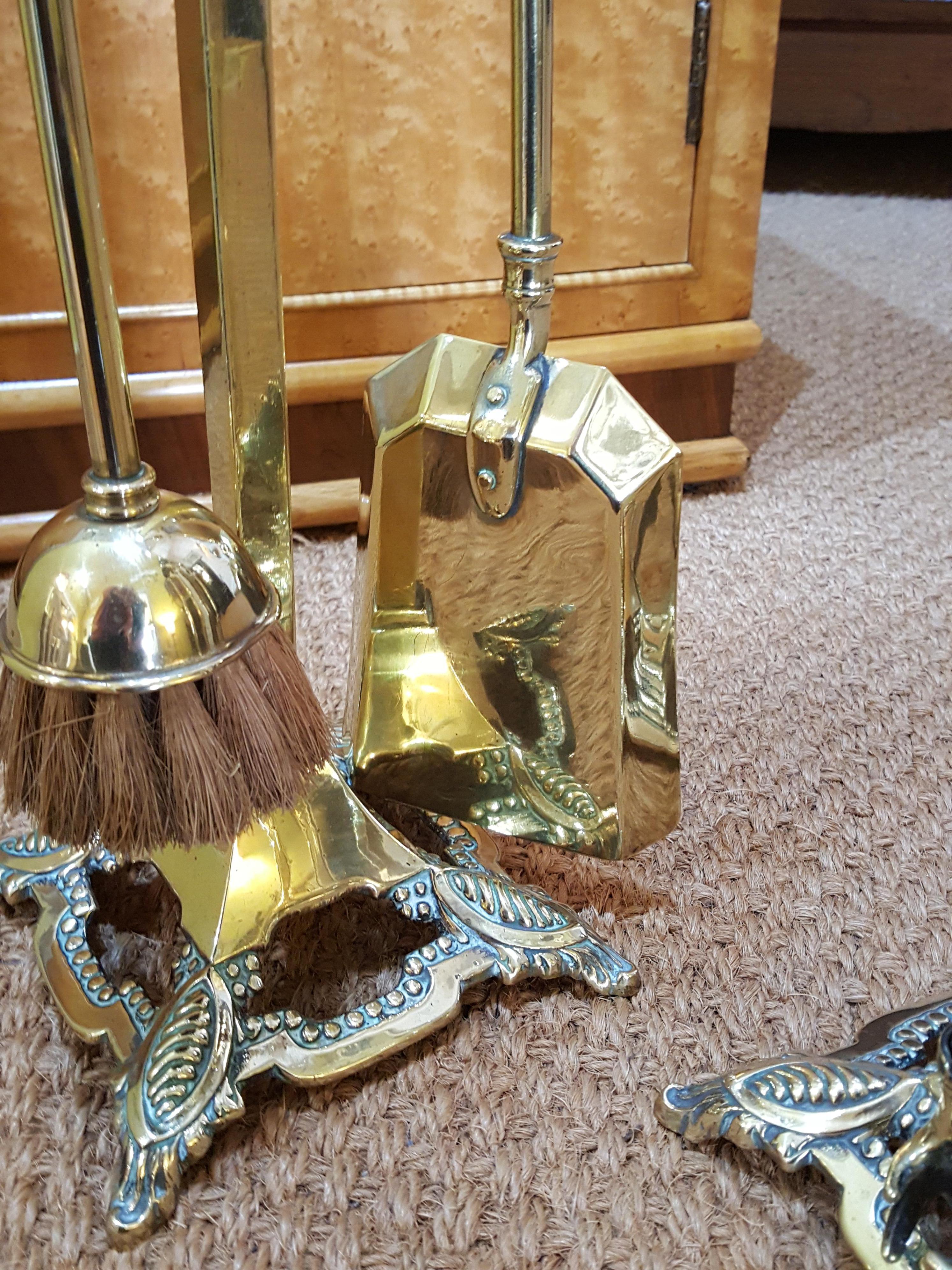 Pair of Edwardian brass fire side companions with brush, shovel, coal tongs and poker, measures: 6