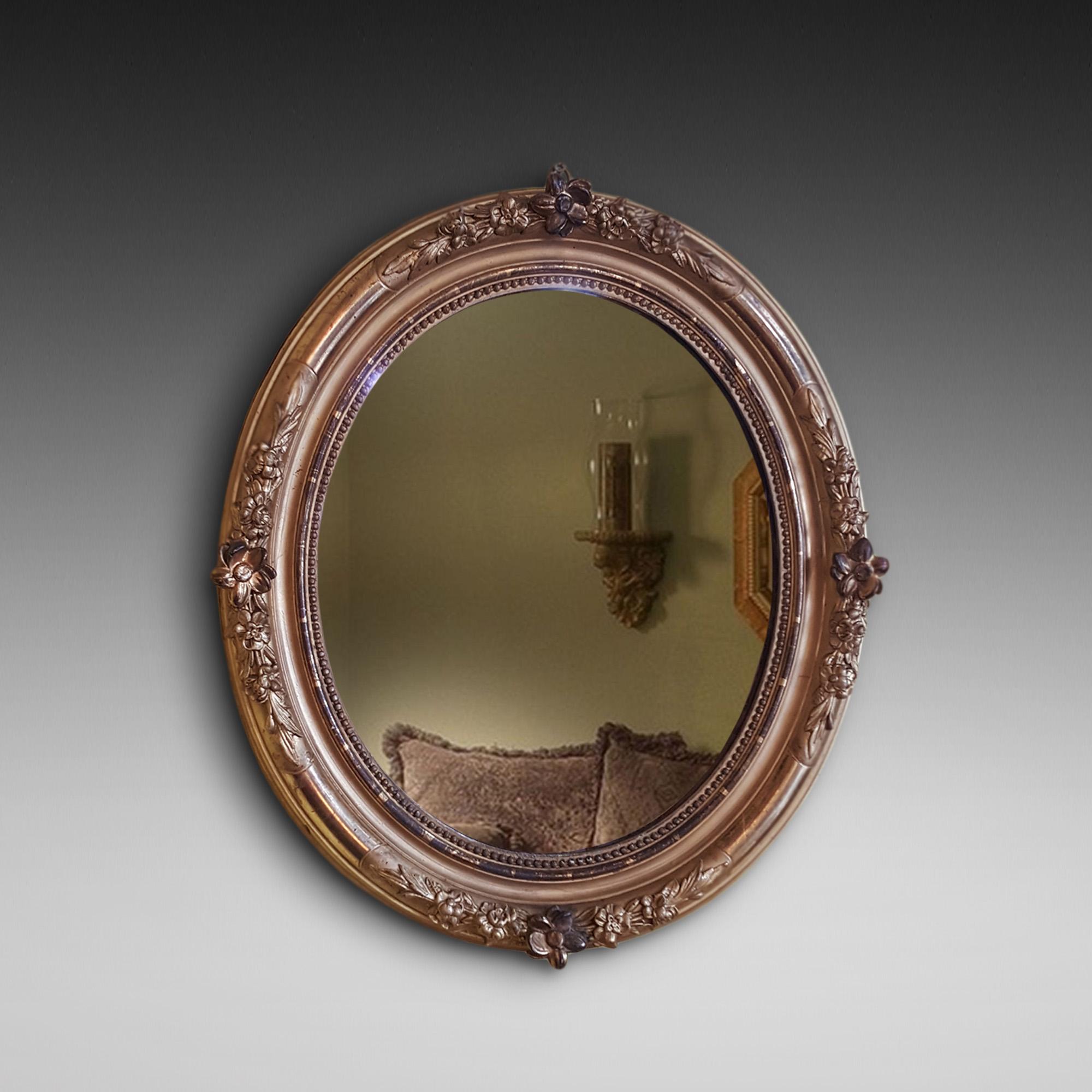 Paire de miroirs encadrés en bois doré sculpté de l'époque édouardienne avec décoration florale 16 