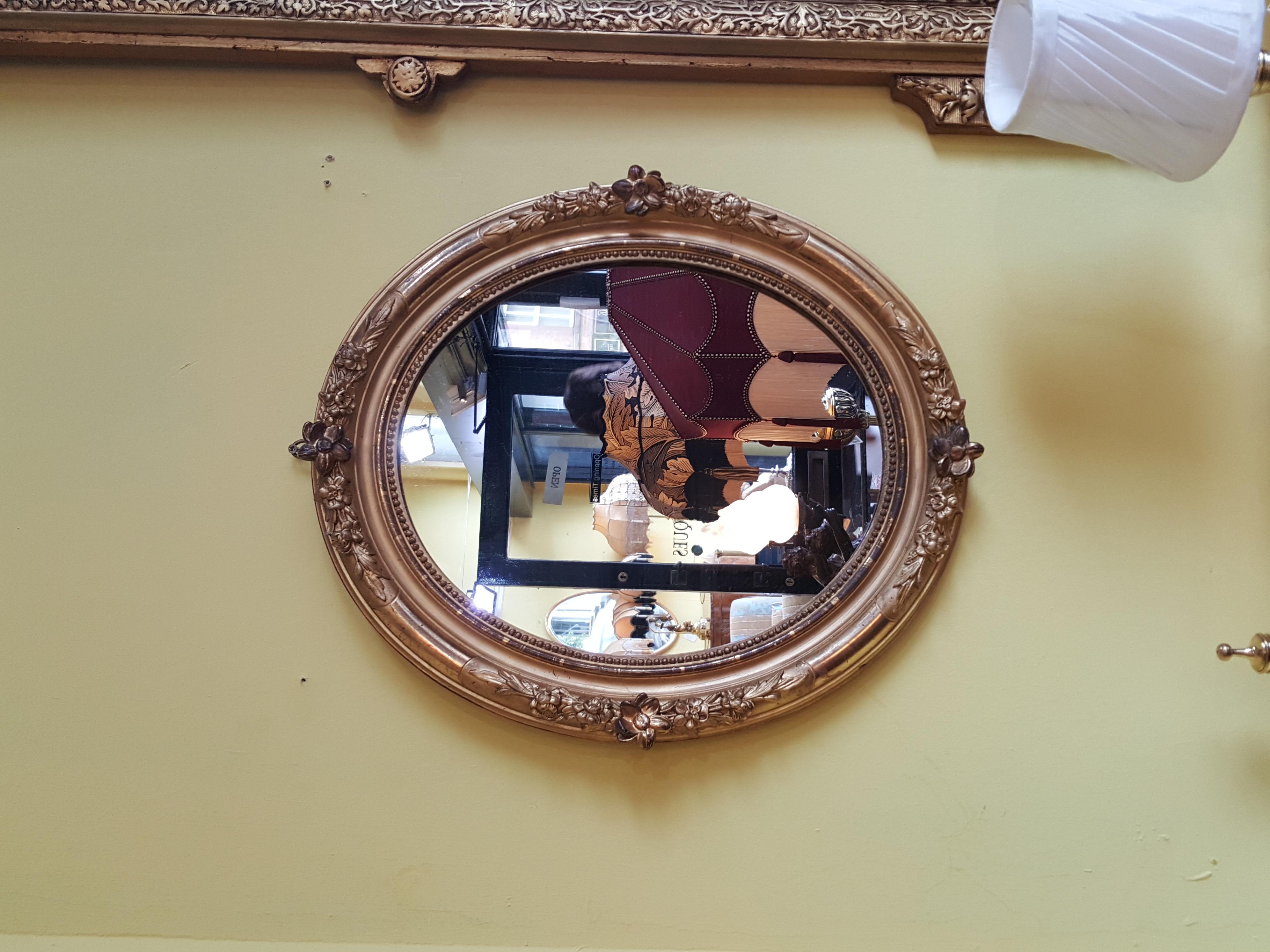 Édouardien Paire de miroirs édouardiens encadrés en bois doré sculpté avec décorations florales en vente