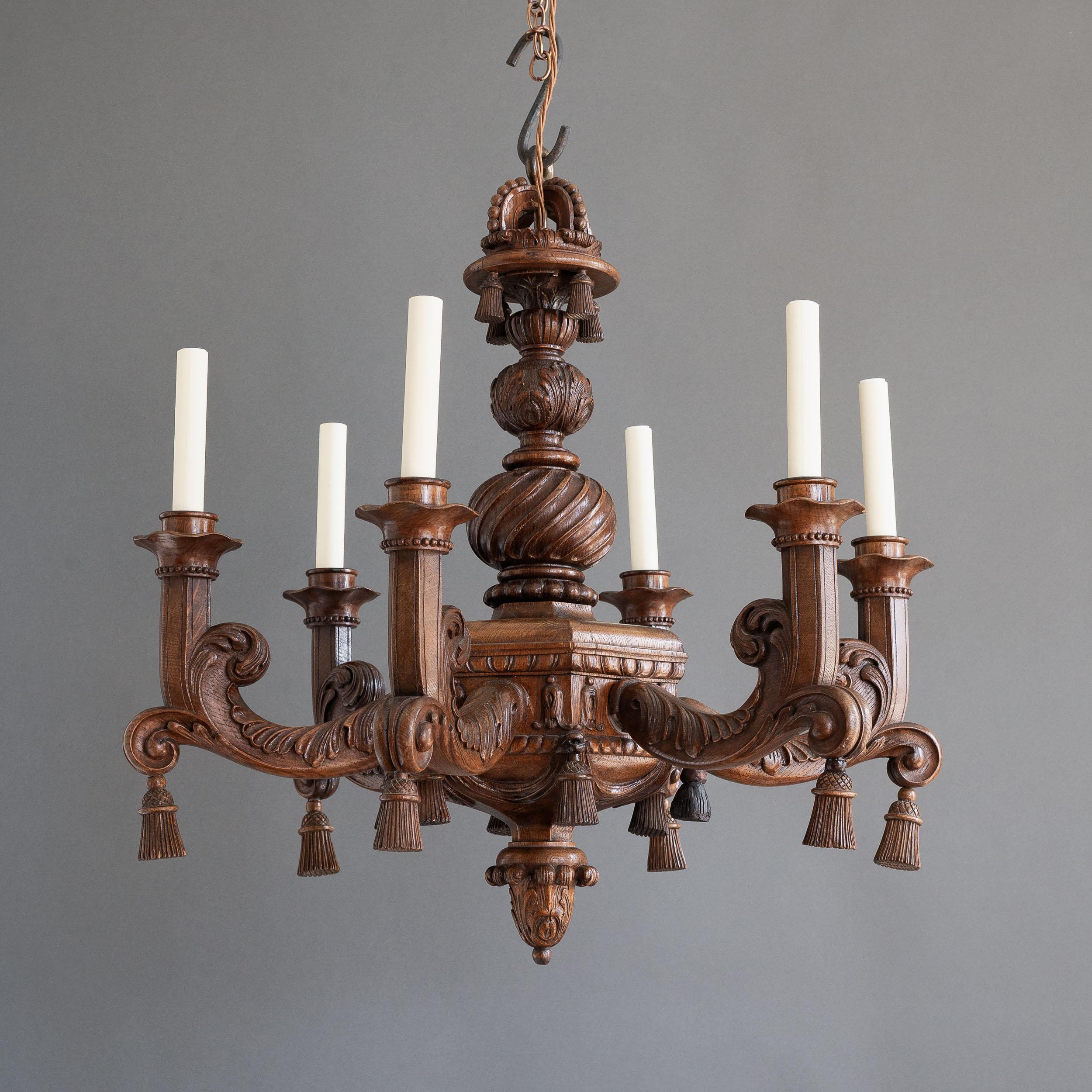 Coppia di lampadari barocchi in quercia intagliata dei primi del Novecento, di epoca edoardiana, con spiccate somiglianze con un set di sei esemplari in legno dorato risalenti al 1690 circa e appesi nella Queen's Gallery di Kensington Palace, con