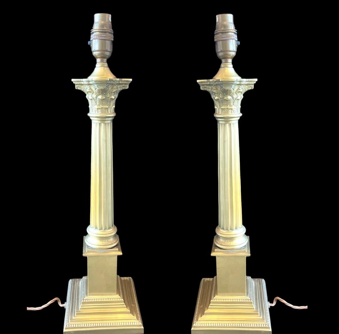 Ein schönes Paar korinthischer Säulen-Tischlampen.

Diese klassischen Säulenlampen sind mit einem schönen und dekorativen gefiederten Kapitell und einem detaillierten gestuften Sockel ausgestattet.

Das Paar sind Qualität und schwere Bronze