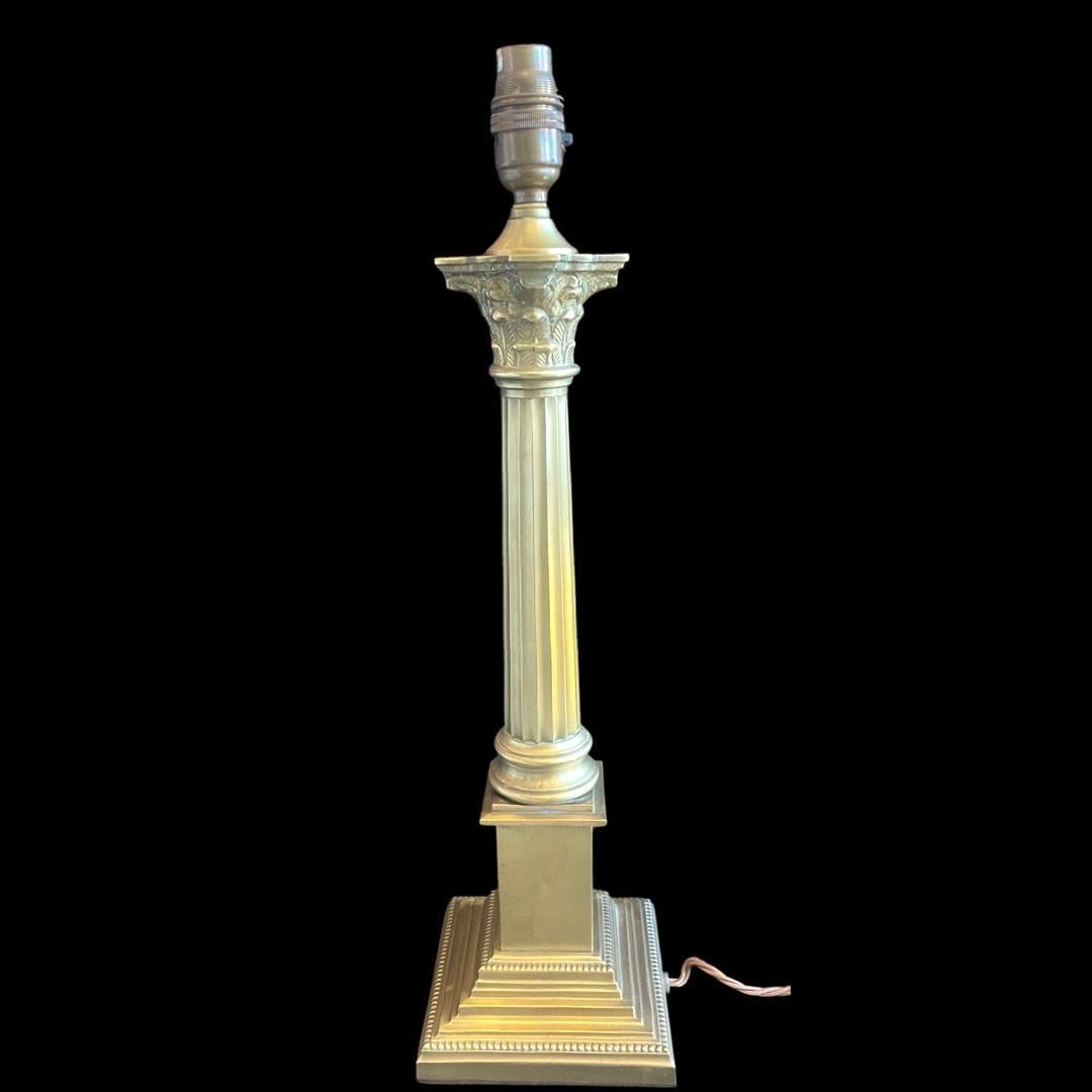 Édouardien Paire de lampes de table à colonne corinthiennes édouardiennes en bronze en vente