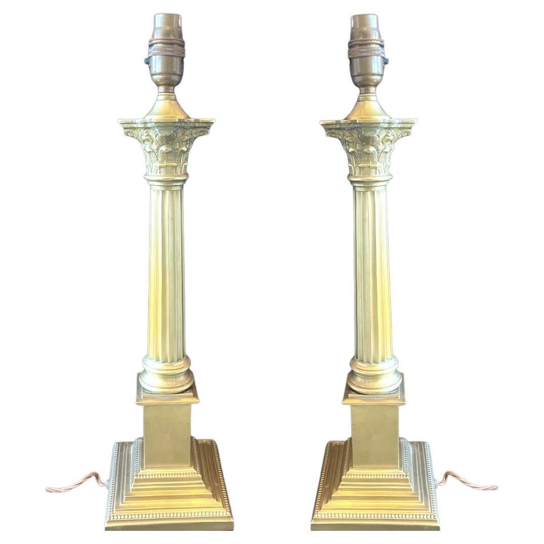 Paar edwardianische korinthische Bronze-Säulen-Tischlampen