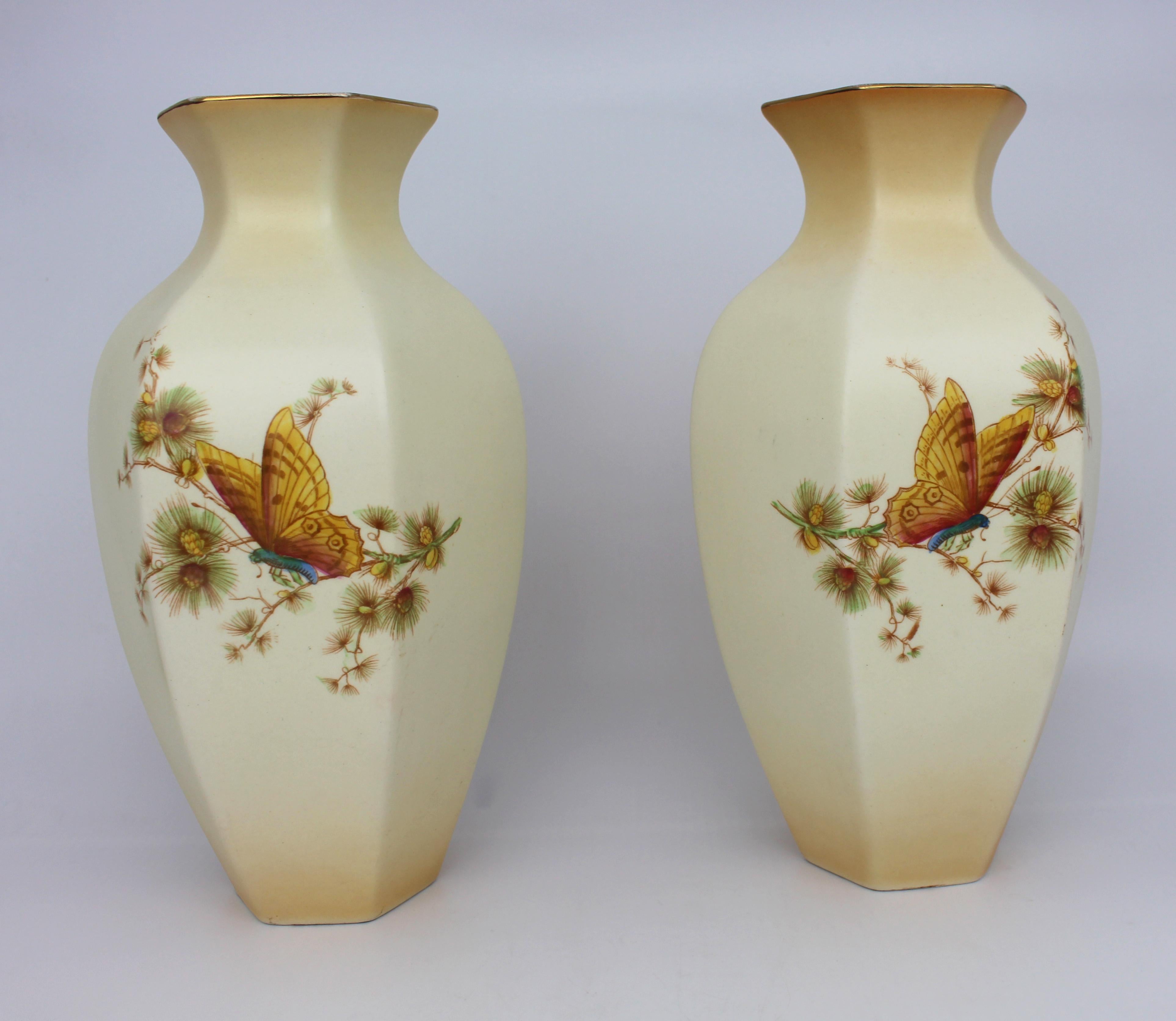 Pair of Edwardian Crown Ducal Ware Vases In Good Condition For Sale In Worcester, GB